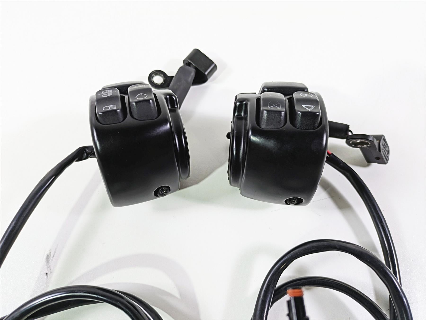 2017 Harley Dyna FXDB Street Bob Left Right Control Switch Set 71500372A {{ shop.shopifyCountryName }} - Mototech271
