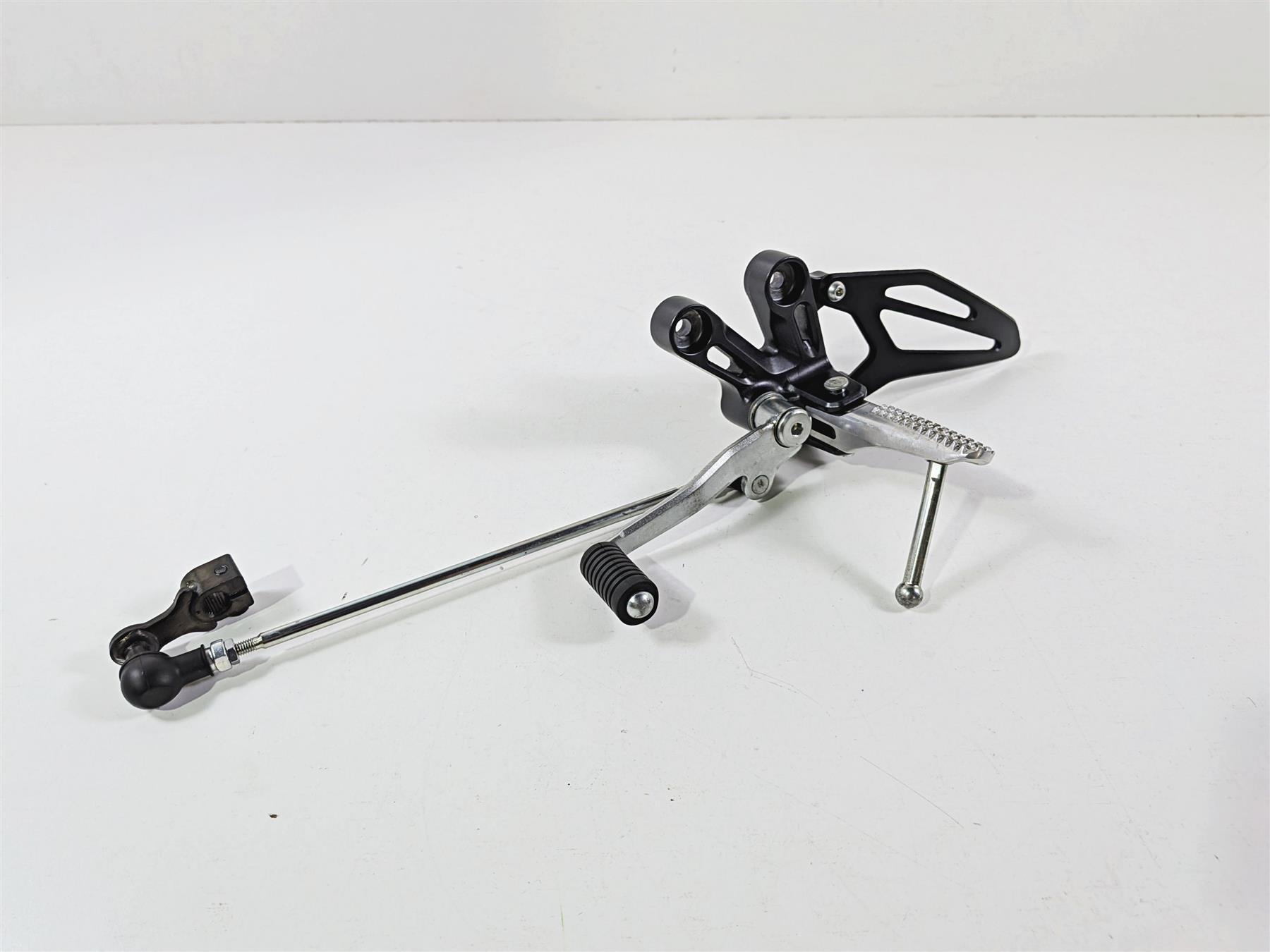 2025 Yamaha YZF R7 Nice Left Front Foot Peg & Shifter BEB-27442-00 BEB-18110-00 {{ shop.shopifyCountryName }} - Mototech271