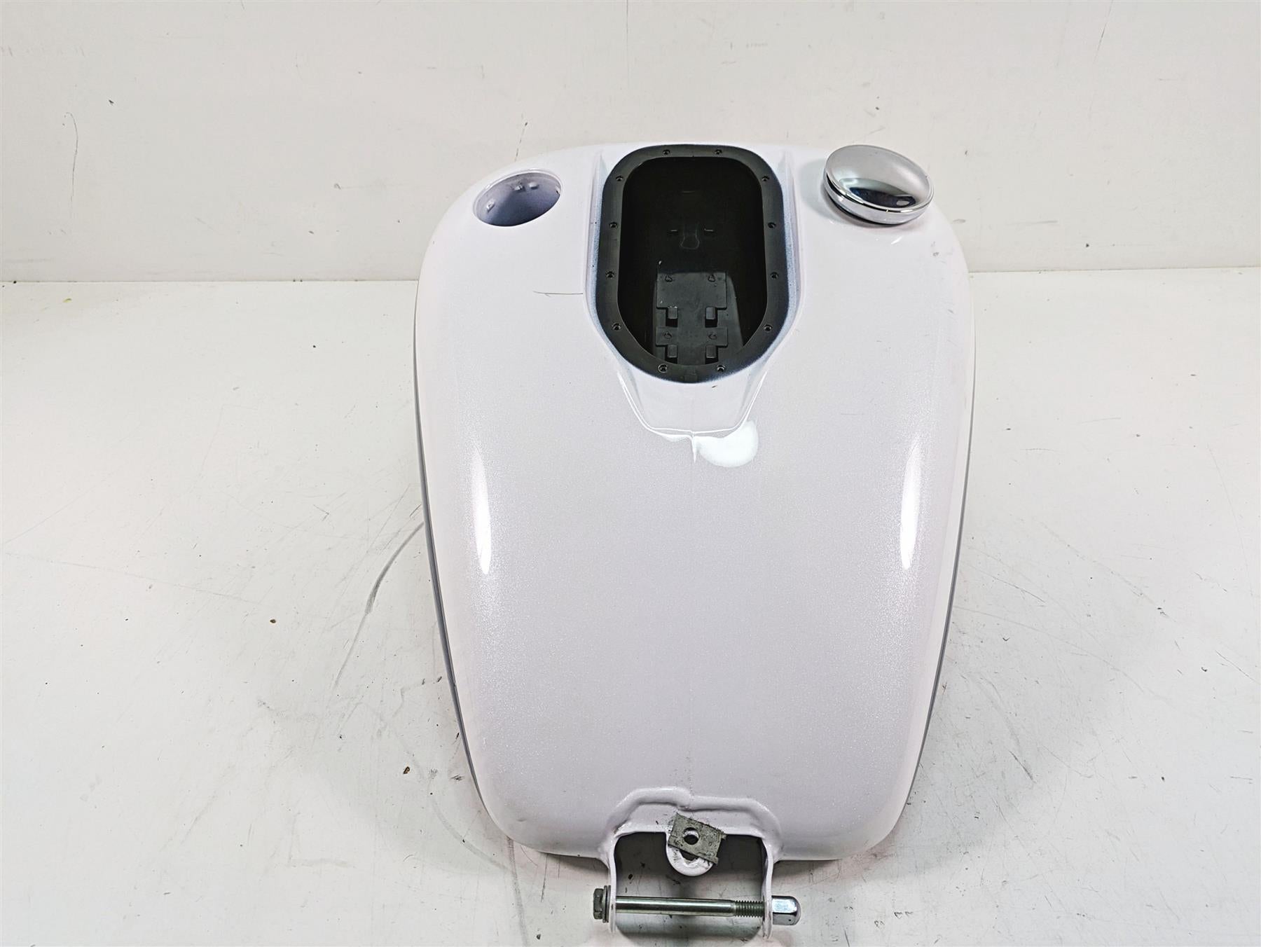 2015 Harley FXDL Dyna Low Rider Fuel Petrol Tank White Hot Pearl - Read 61593-10 {{ shop.shopifyCountryName }} - Mototech271