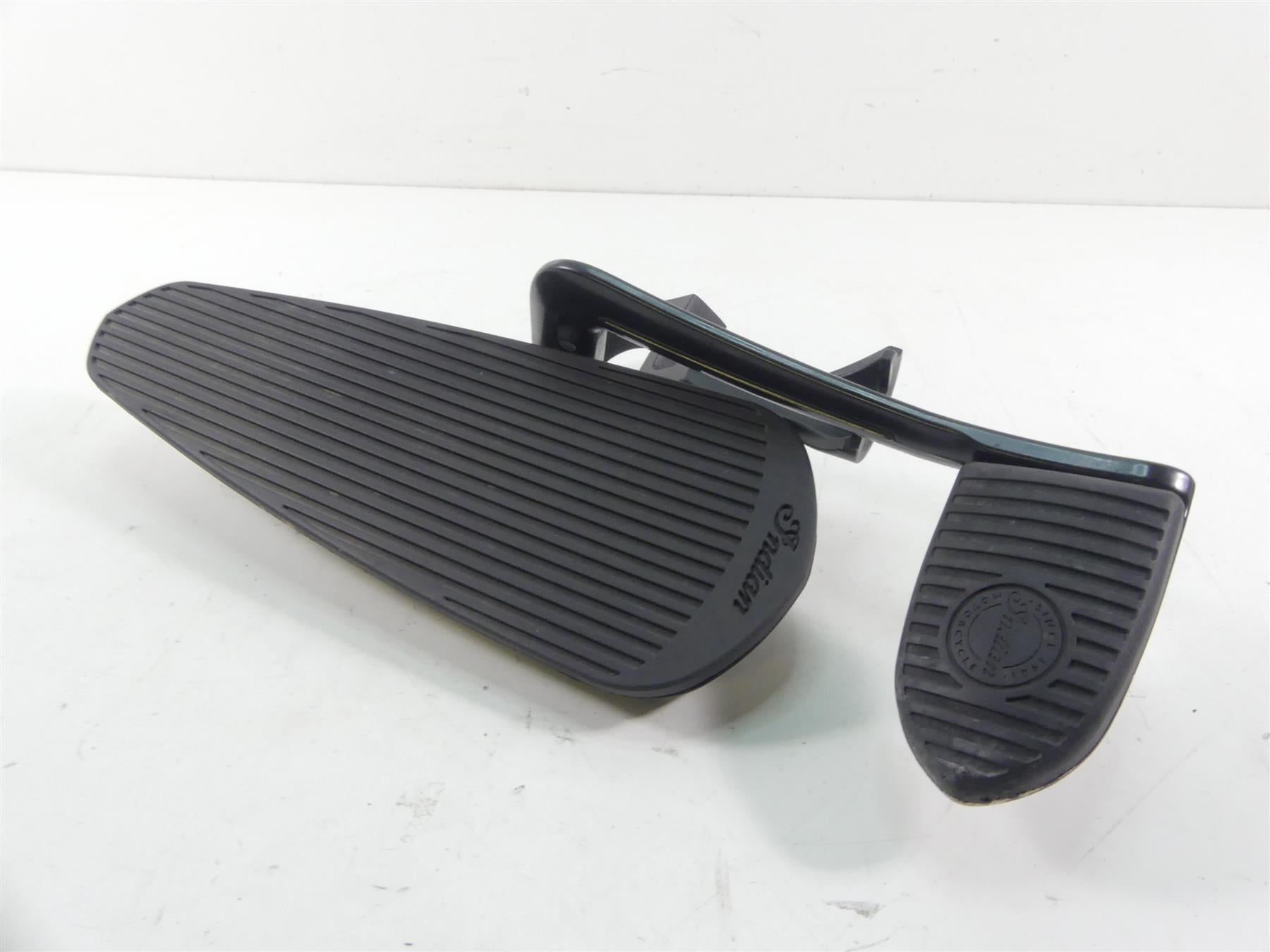 2016 Indian Chief Dark Horse Front Right Floor Board & Brake Pedal 5138848 {{ shop.shopifyCountryName }} - Mototech271