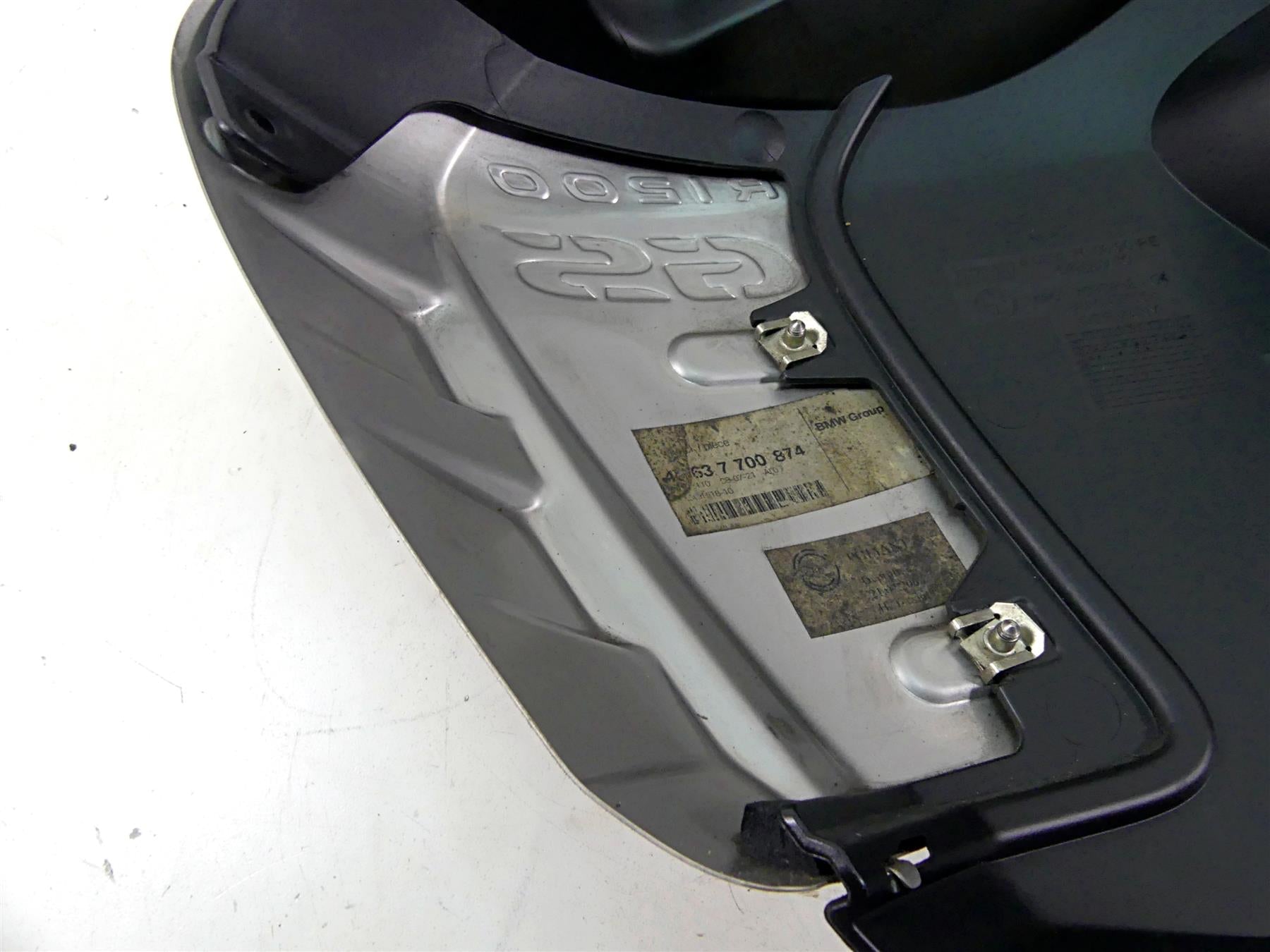 2009 BMW R1200 GS K25 Tank Right Side Cover Fairing 46637693432 46637700874 {{ shop.shopifyCountryName }} - Mototech271