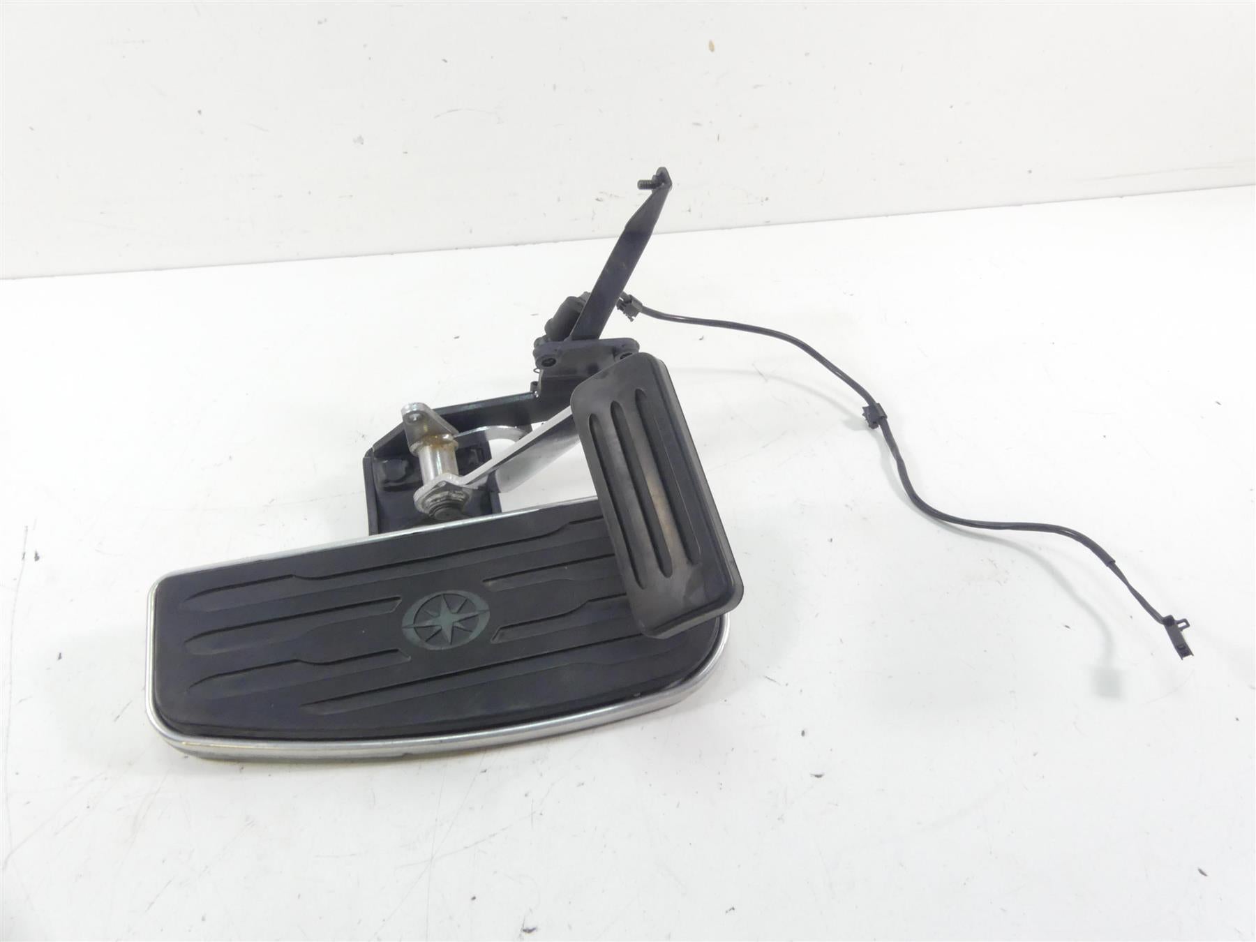 2001 Yamaha XV1600 Road Star Front Right Floor Board + Brake Pedal 4WM-27420-10