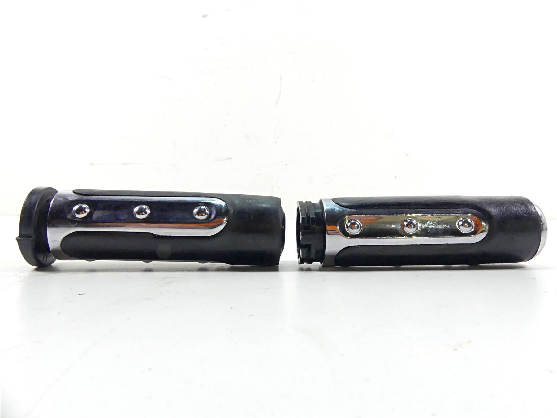 2007 Harley Touring FLHRSE CVO Road King Left Right Hand Grip Set 57202-07 {{ shop.shopifyCountryName }} - Mototech271