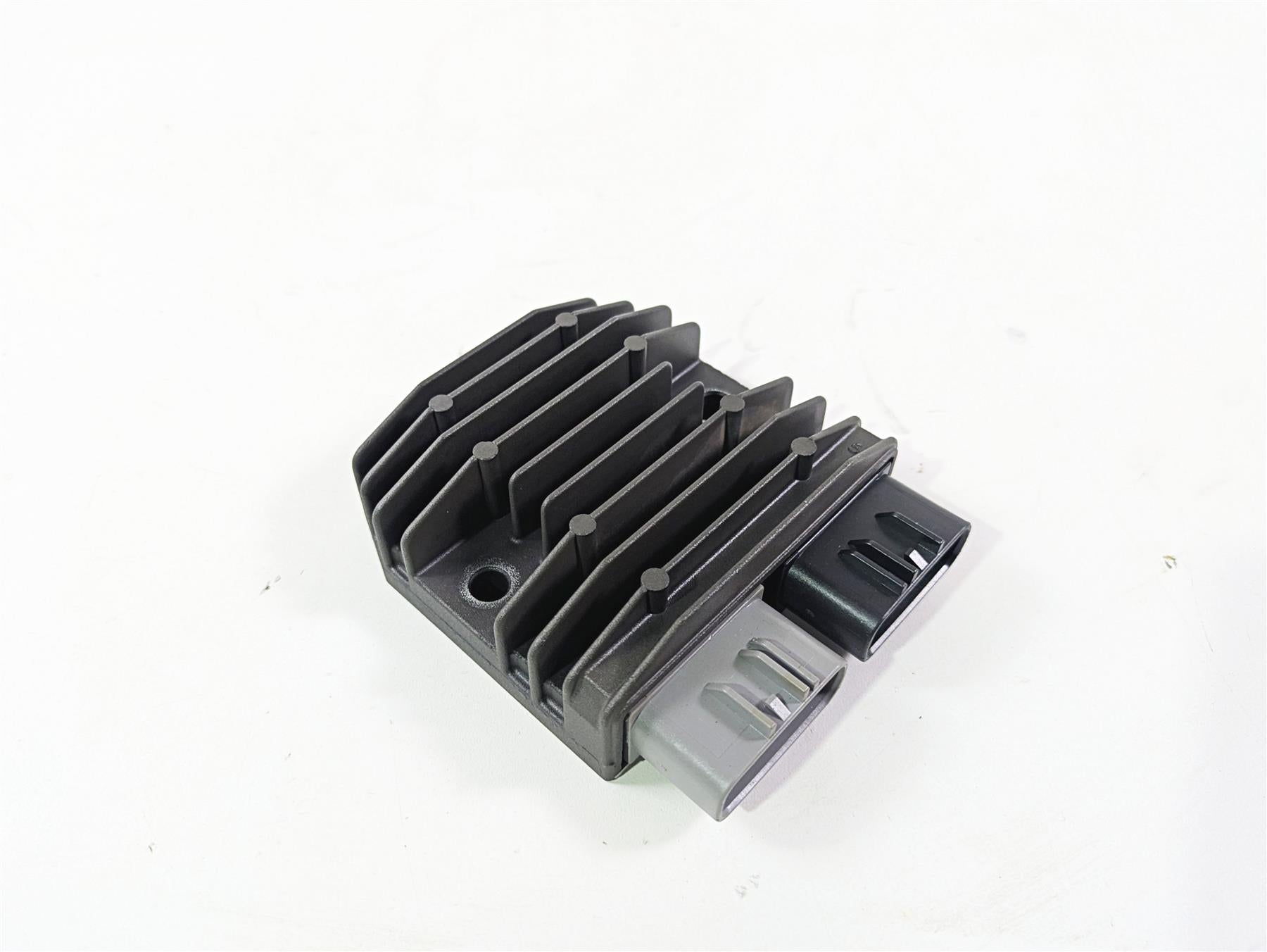 2009 Yamaha FZ1 FZS10 Fazer Rectifier Voltage Regulator FH012AA 1D7-81960-01-00 {{ shop.shopifyCountryName }} - Mototech271