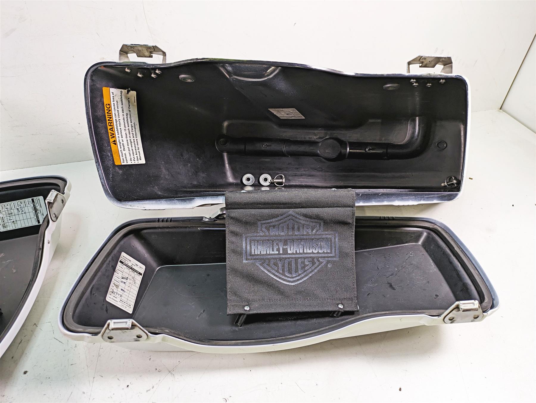 2008 Harley FLHTCU Electra Glide Left Right Saddlebag Saddle Bag Set 90752-93 {{ shop.shopifyCountryName }} - Mototech271