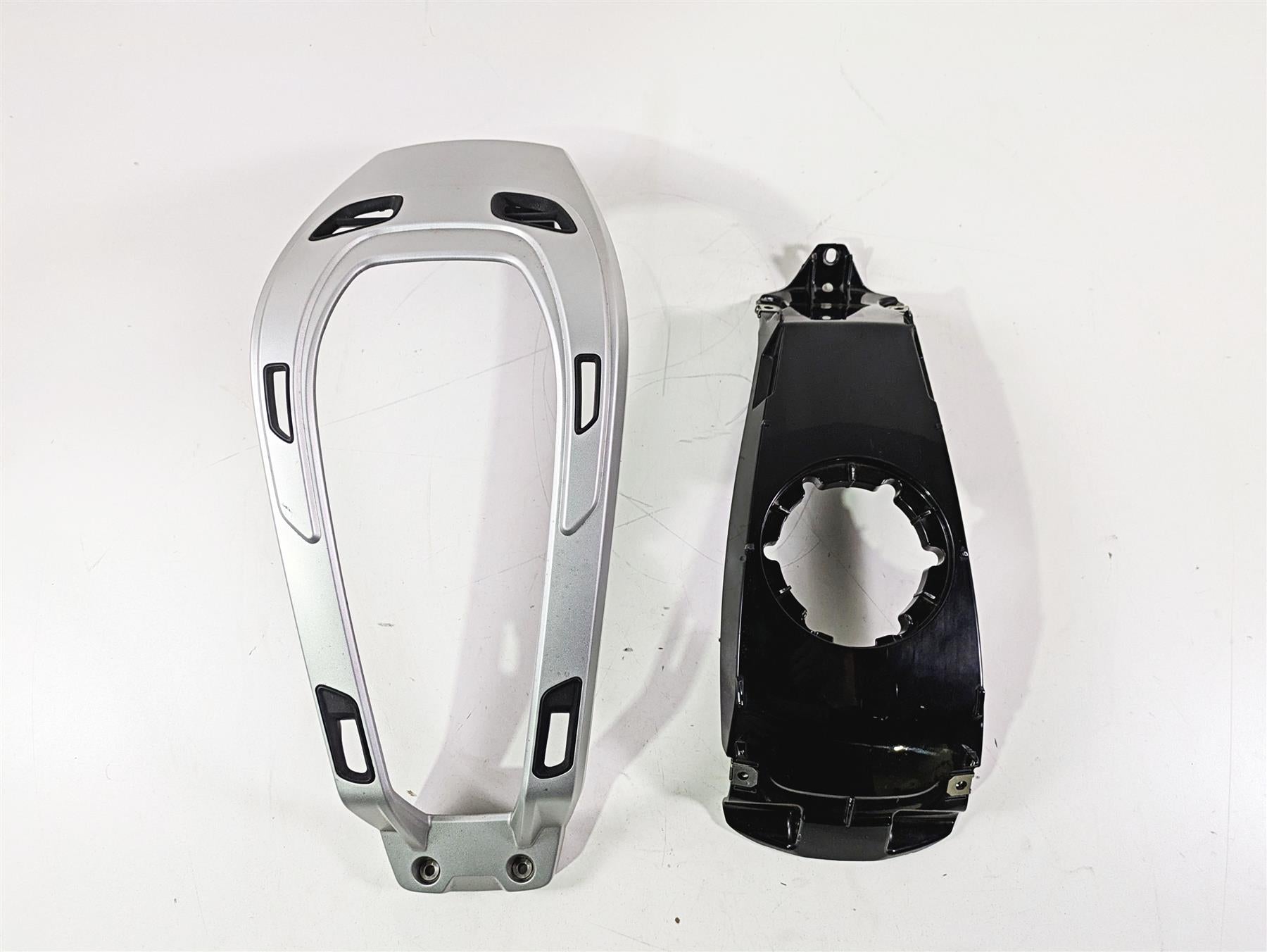 2009 BMW R1200RT K26 Center Tank Cover & Luggage Rack 46637682974 {{ shop.shopifyCountryName }} - Mototech271