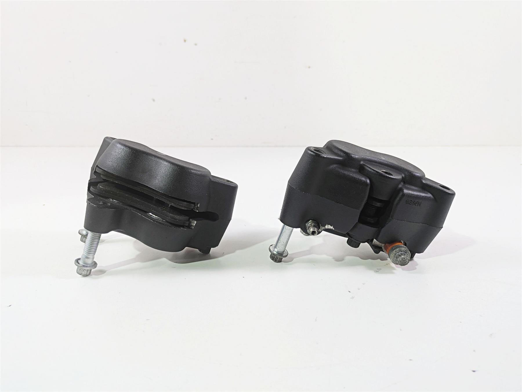2016 Harley FXDF Dyna Fat Bob Front Brake Caliper Set 41300001 41300002 {{ shop.shopifyCountryName }} - Mototech271