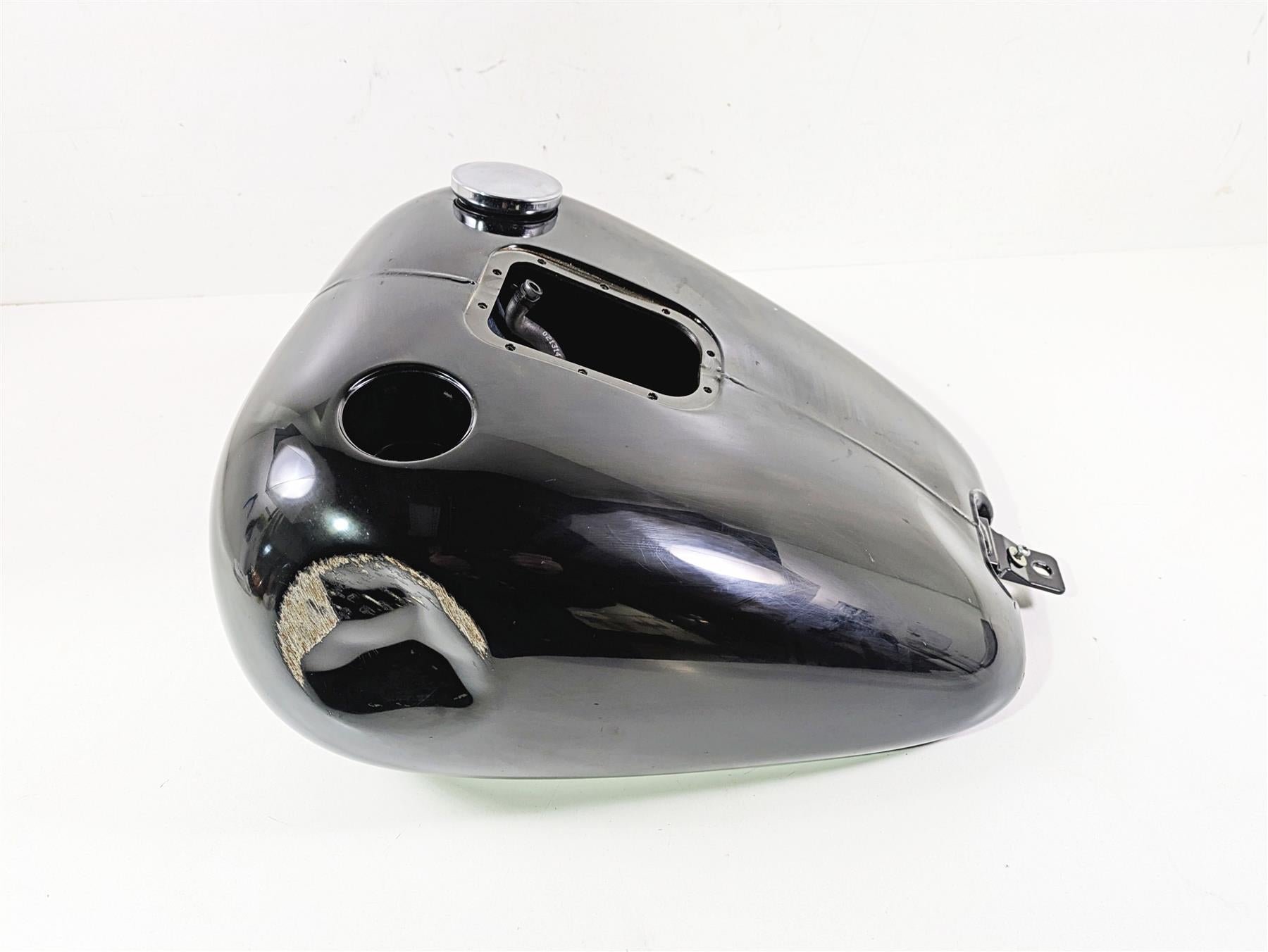 2014 Harley FLS Softail Slim Fuel Gas Petrol Tank Reservoir - Dent 61625-11 {{ shop.shopifyCountryName }} - Mototech271