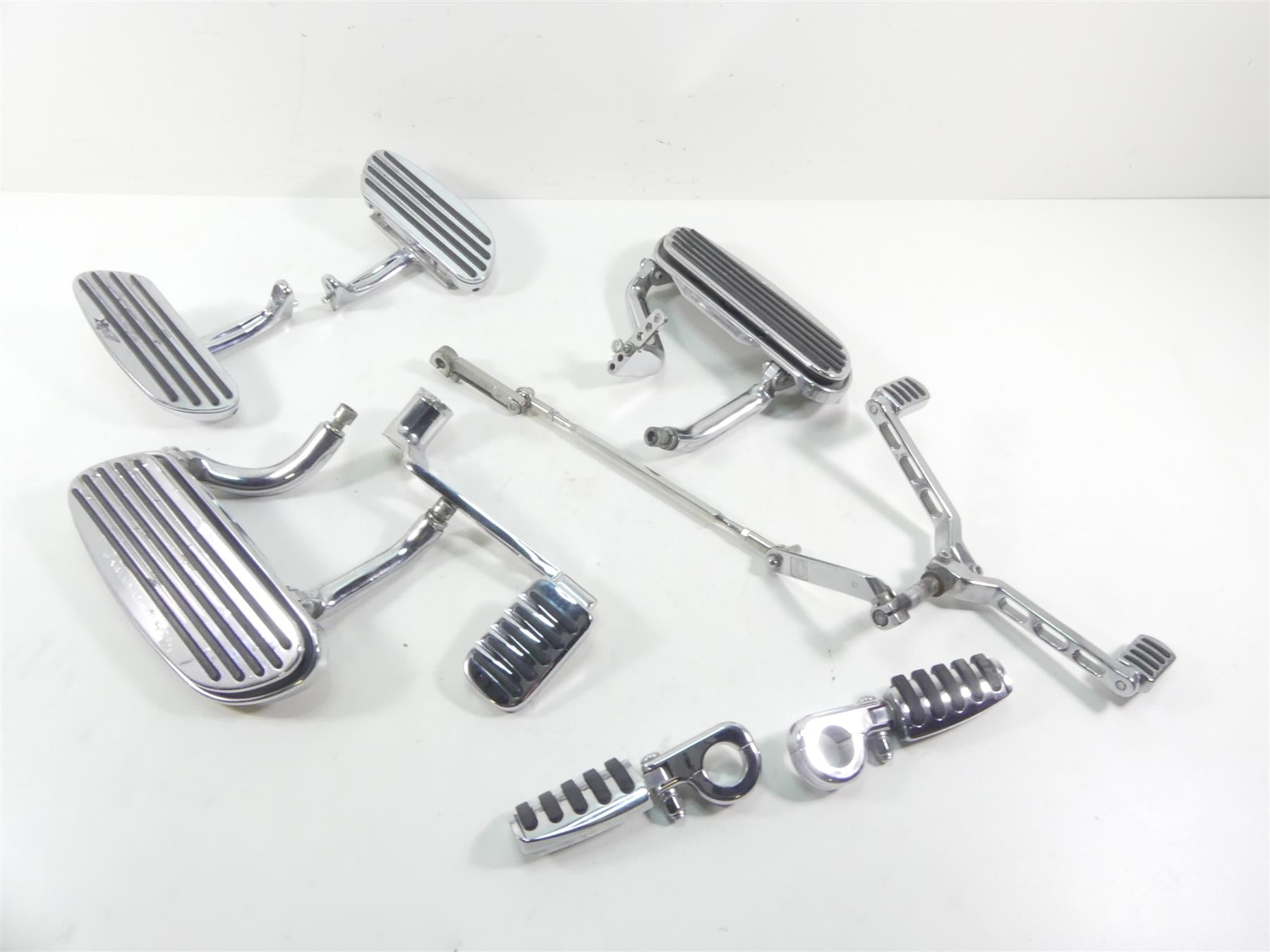 2004 Harley FLHTC SE CVO Electra Glide Floorboard Shift Brake Pedal Set 50683-04 {{ shop.shopifyCountryName }} - Mototech271