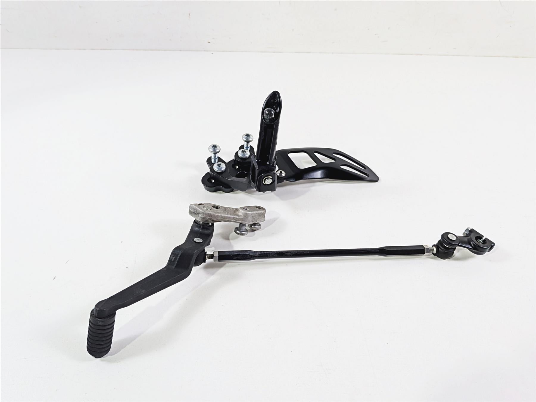 2024 Suzuki GSXR600 Left Front Footpeg & Shifter 43521-47H20 25600-14J11 {{ shop.shopifyCountryName }} - Mototech271