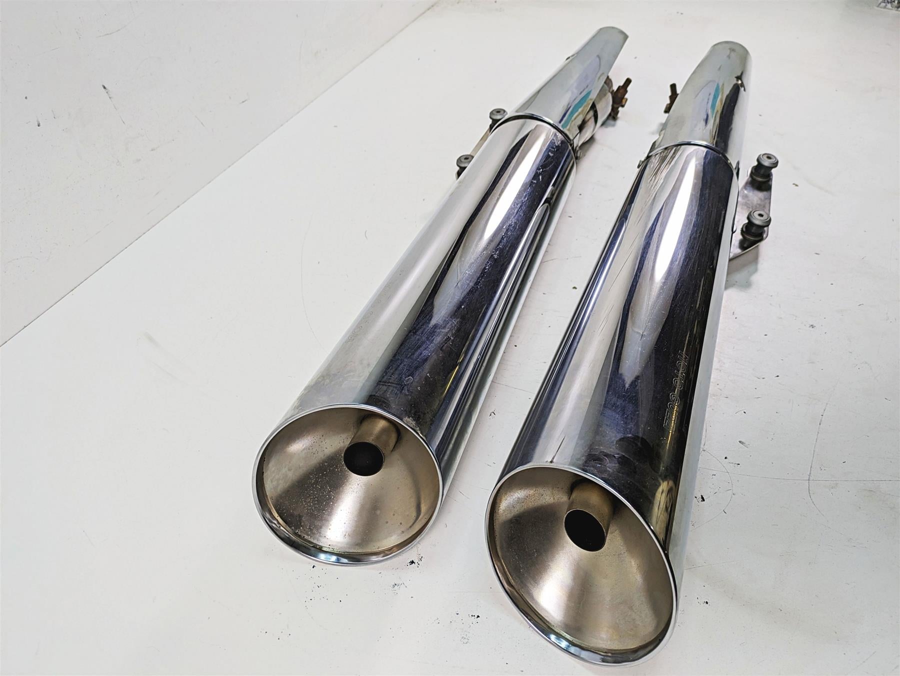 2014 Moto Guzzi California 1400 T Exhaust Pipe Muffler Set & Mounts B064126 {{ shop.shopifyCountryName }} - Mototech271
