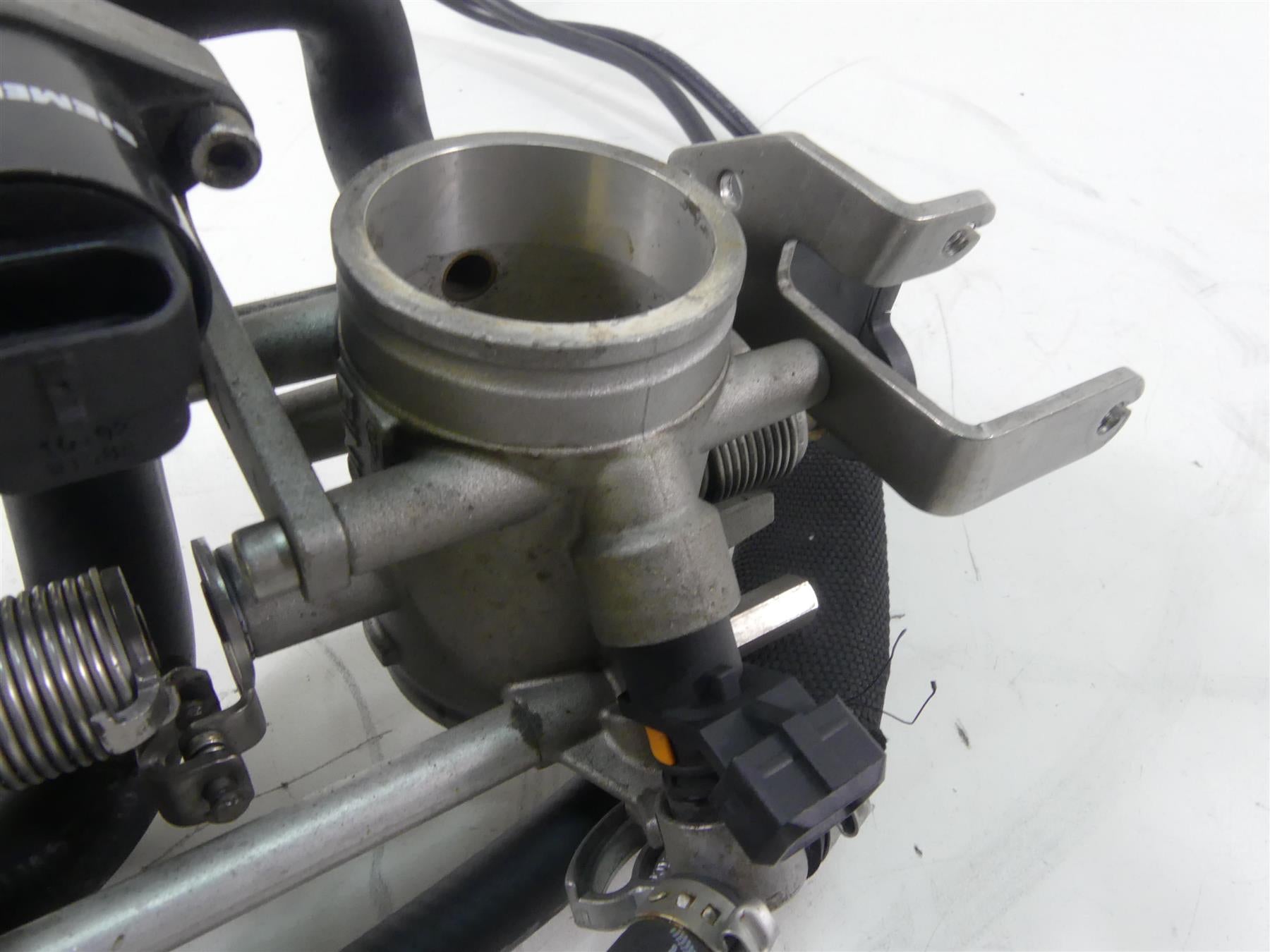 2009 Ducati Monster 1100 S Throttle Body Bodies Fuel Injection 28240831A {{ shop.shopifyCountryName }} - Mototech271