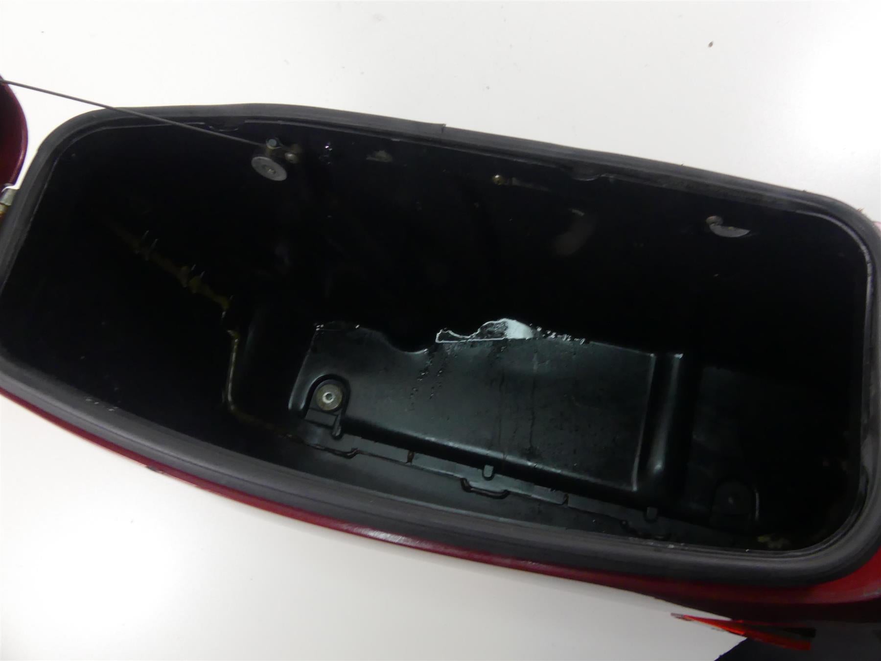1998 Honda Shadow VT1100T Left Saddlebag Saddle Bag Luggage Box 81424-MBC-000 {{ shop.shopifyCountryName }} - Mototech271
