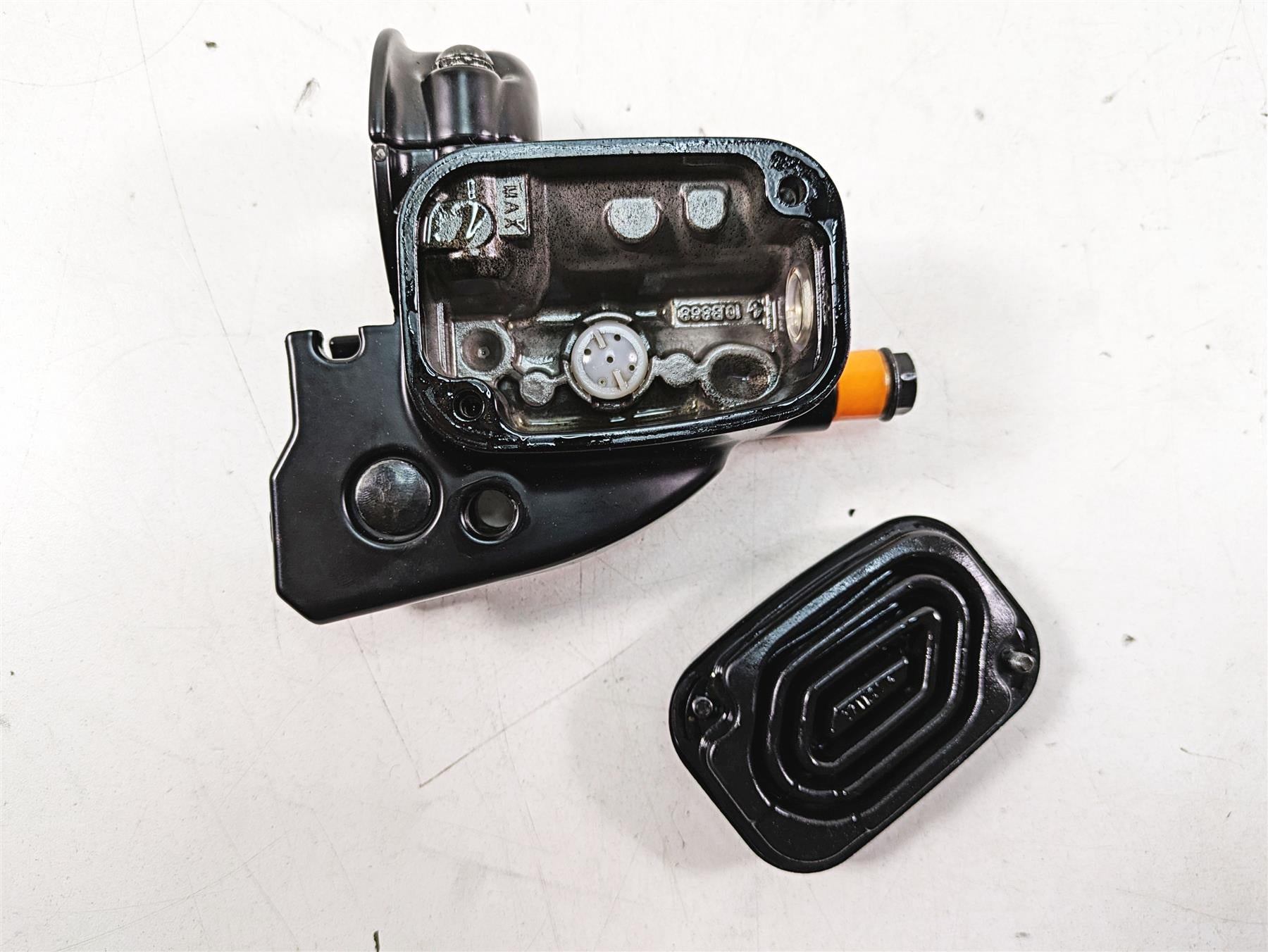 2015 Harley Touring FLHXS Street Glide Front Brake Master Cylinder 44551-08F {{ shop.shopifyCountryName }} - Mototech271