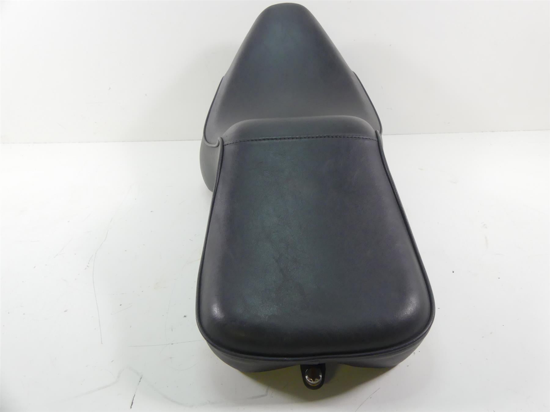 2004 Harley Softail FLSTFI Fat Boy Front Driver Rider Saddle Seat -Read 52218-00 {{ shop.shopifyCountryName }} - Mototech271