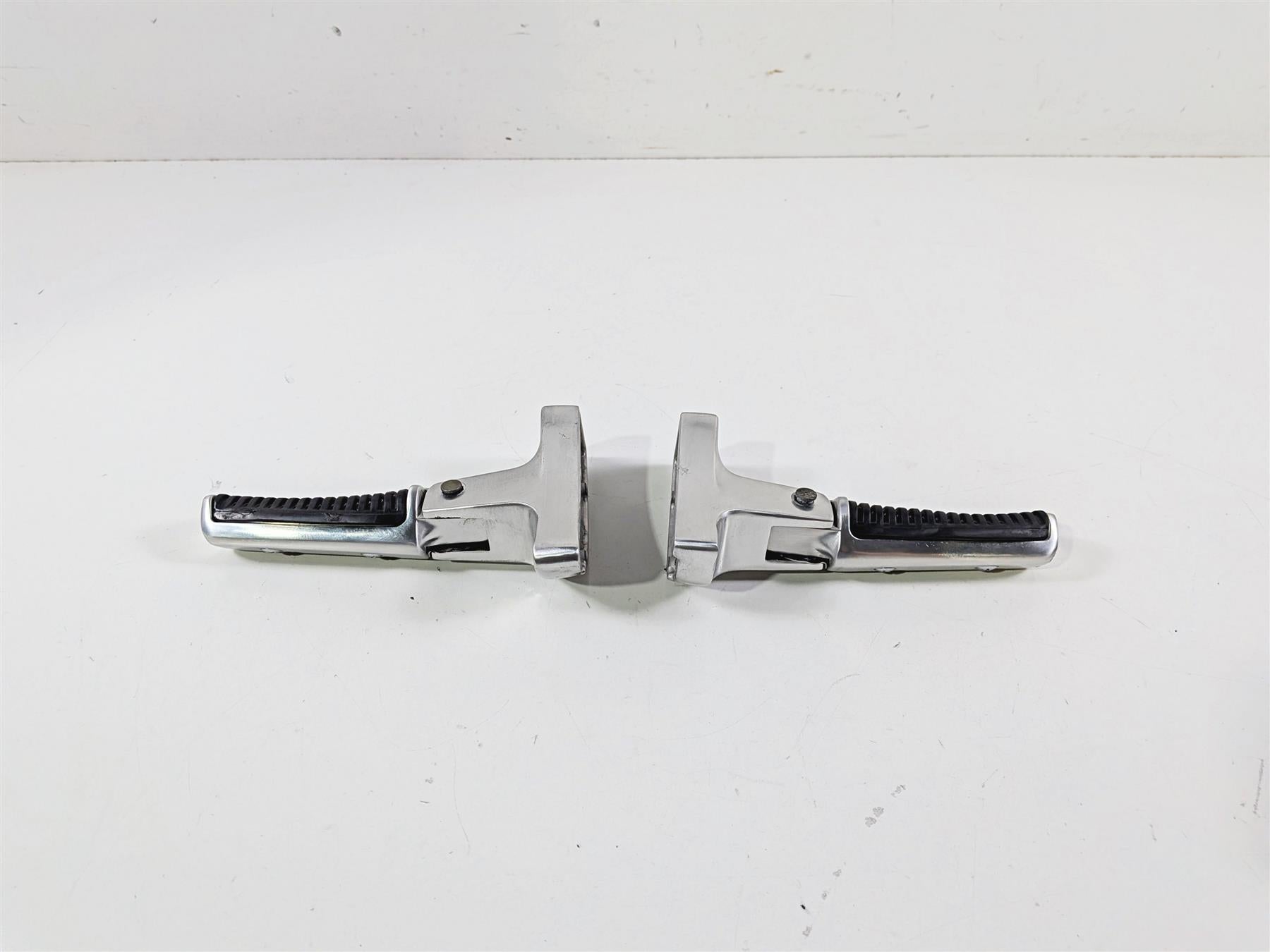 2006 Suzuki C90 VL1500T Boulevard Rear Passenger Footpeg Set 43811-10F10 {{ shop.shopifyCountryName }} - Mototech271