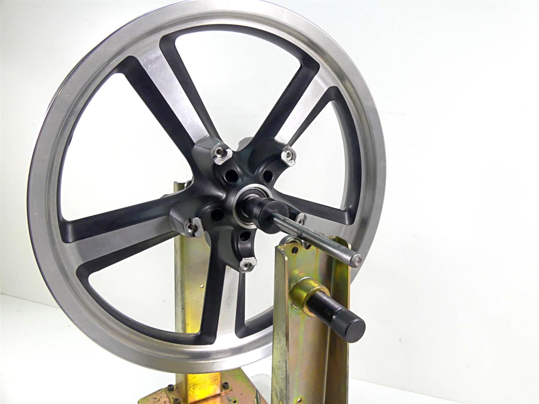 2013 Harley VRSCF Muscle Vrod Straight 19x3 Front Wheel Rim 41670-09 {{ shop.shopifyCountryName }} - Mototech271