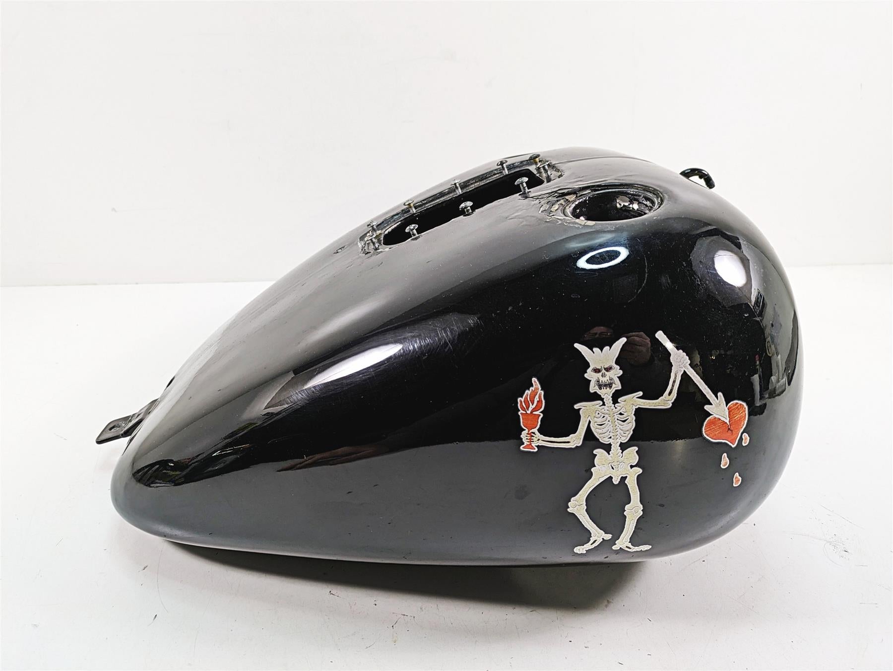2009 Harley Softail FLSTSB Cross Bones Fuel Gas Petrol Tank -Read 61000800 {{ shop.shopifyCountryName }} - Mototech271