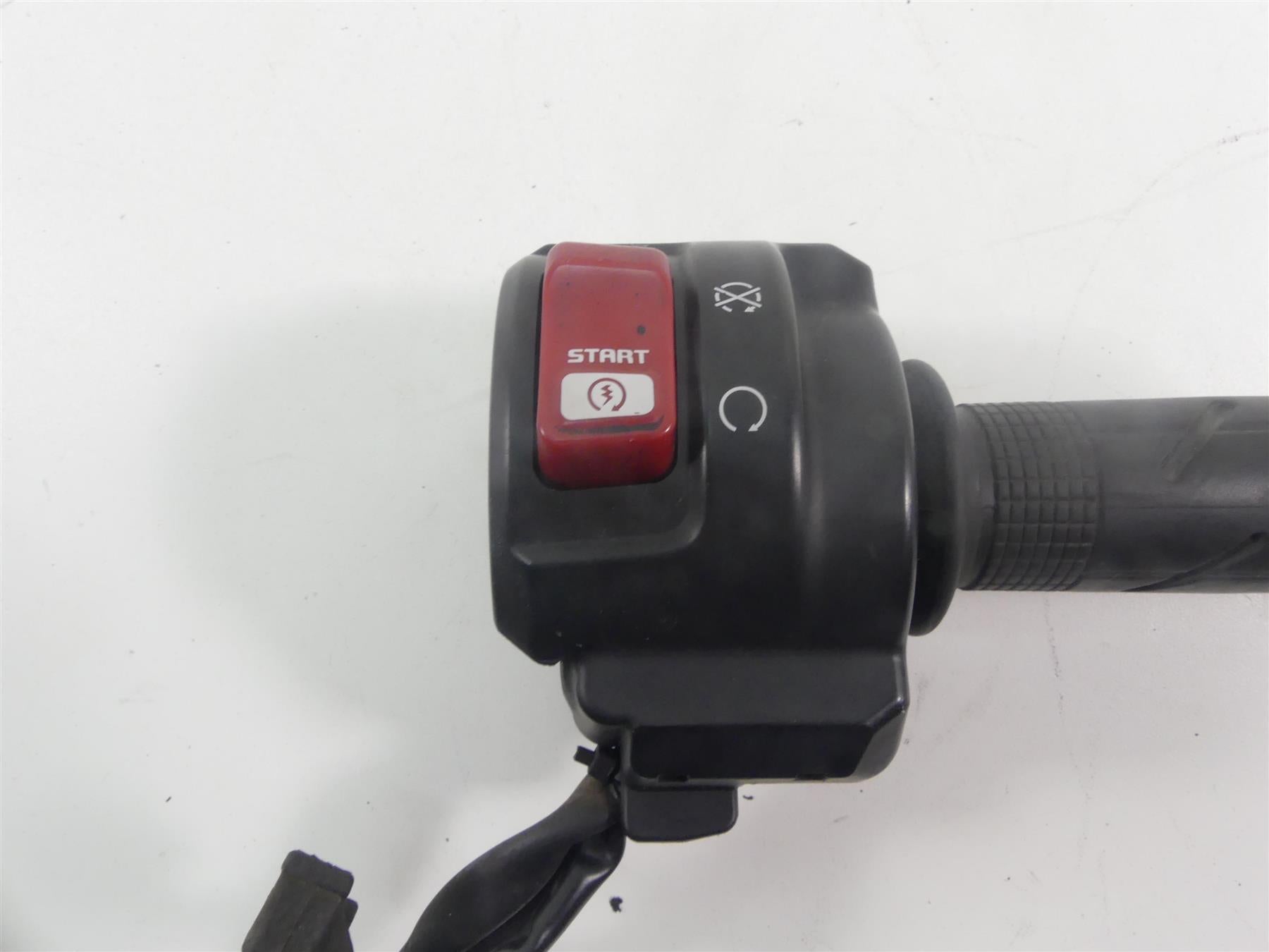 2018 Honda CBR1000 RR SC77 Right Hand Control Switch Grip Set 35135-MKF-D41 {{ shop.shopifyCountryName }} - Mototech271