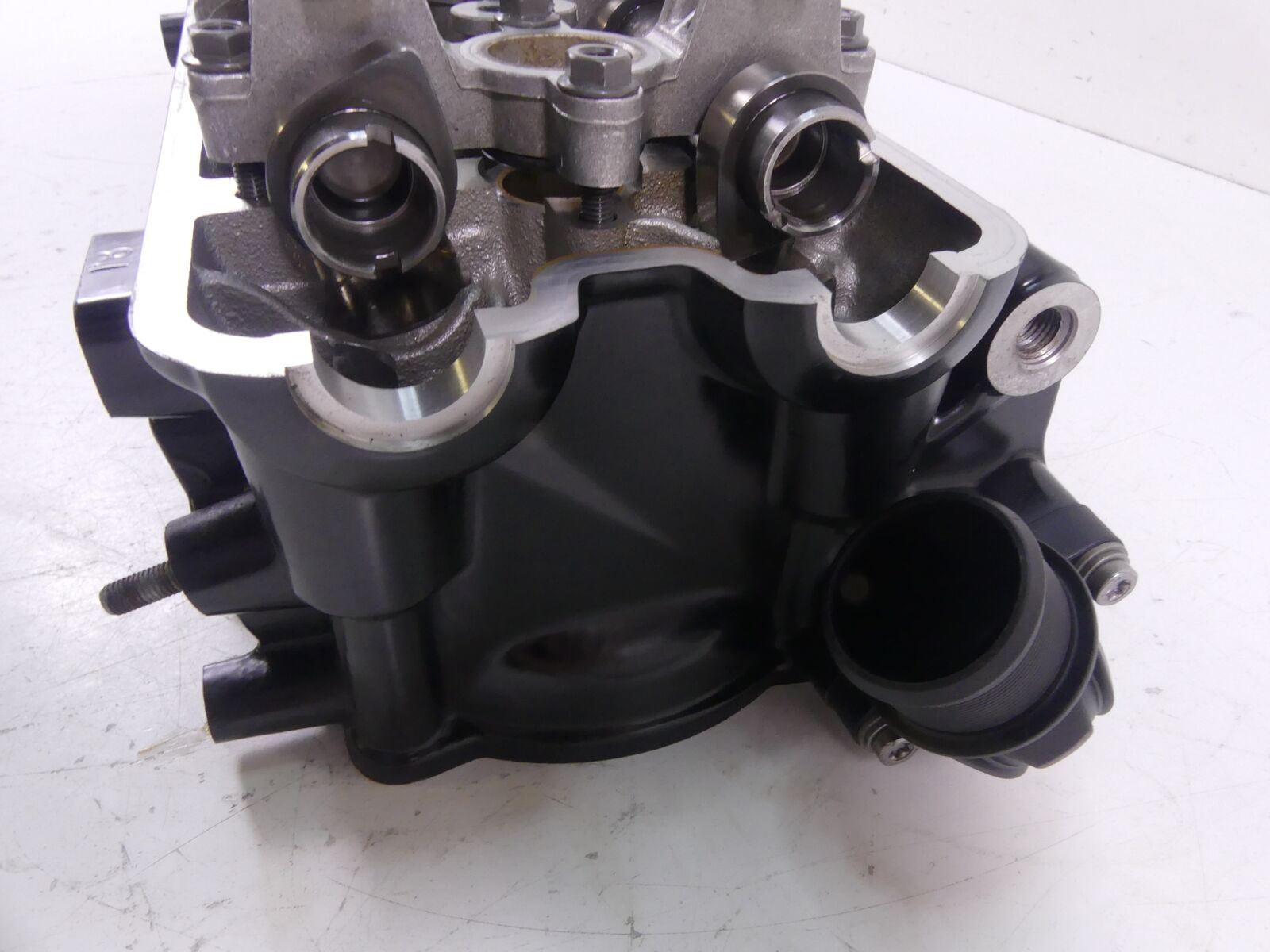 2018 BMW K1600 Bagger Cylinderhead Cylinder Head Valve Housing 11118564042 {{ shop.shopifyCountryName }} - Mototech271