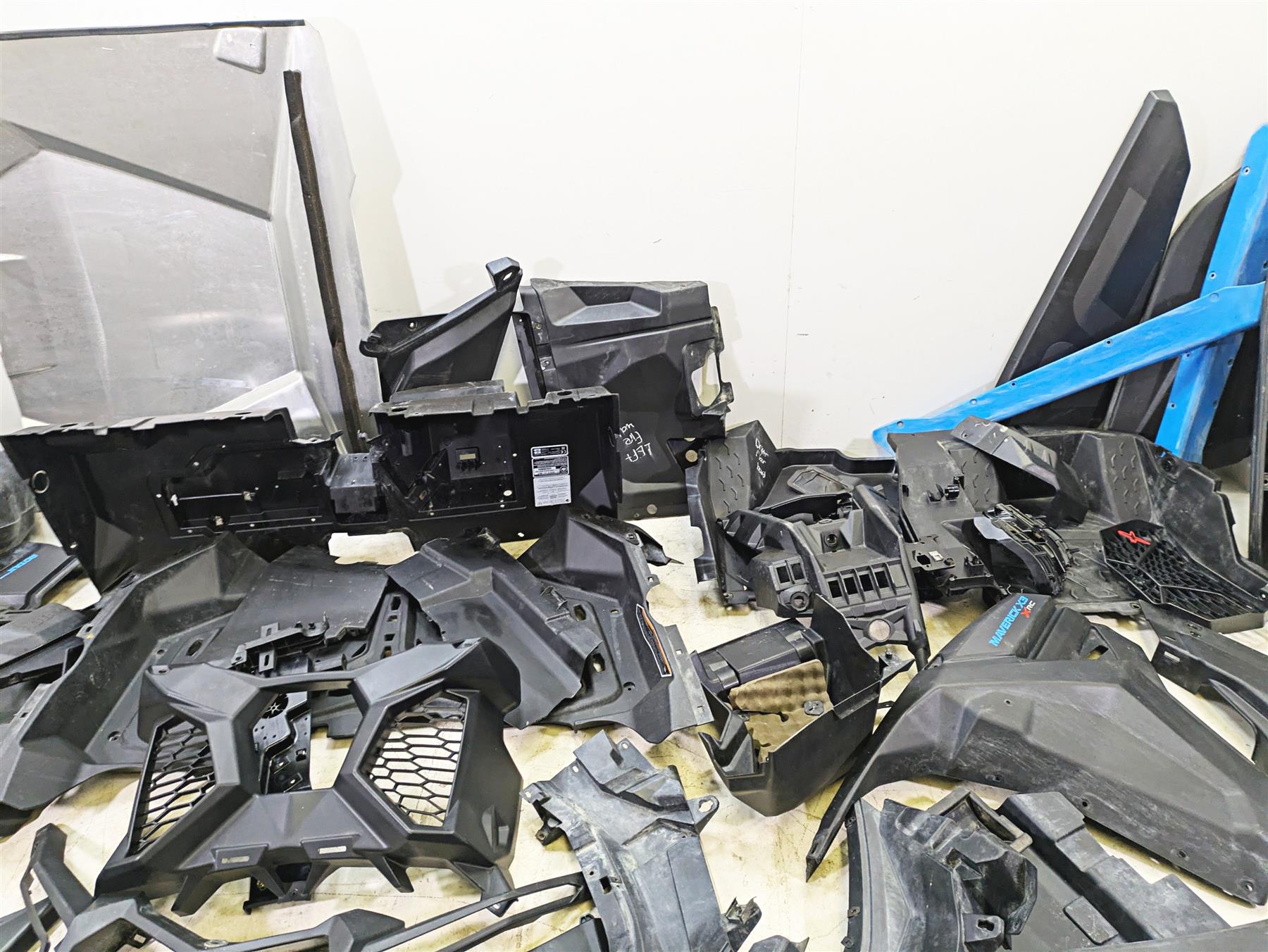 2018 Can Am Maverick X3 XRC Turbo R Plastic Fairing Panels Alu Top 715002900 {{ shop.shopifyCountryName }} - Mototech271