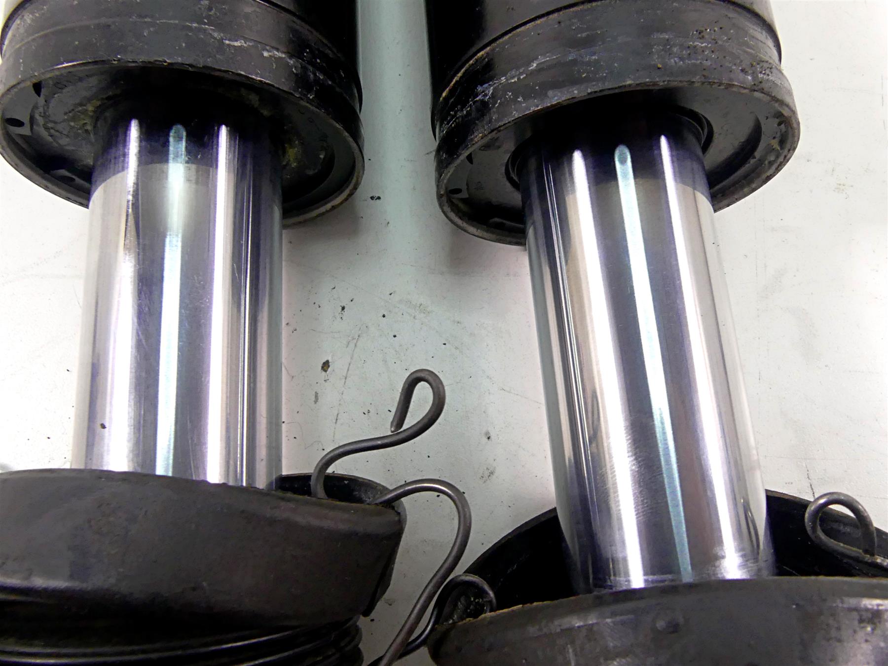 2004 Harley Touring FLHTCUI Electra Glide Rear 13" Shock Damper Set 54565-97C {{ shop.shopifyCountryName }} - Mototech271