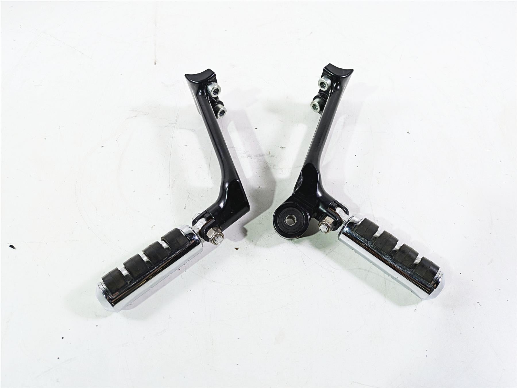 2006 Harley VRSCR Street V-Rod Passenger Footpeg Rest Set R 51087-06 L 51088-06 {{ shop.shopifyCountryName }} - Mototech271
