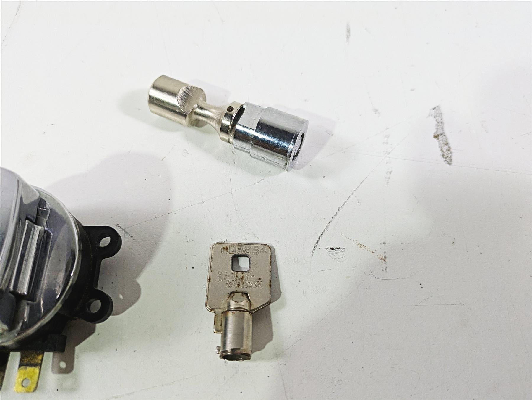 2004 Harley FLSTCI Softail Heritage Ignition Switch Steering Key Lock 71450-04 {{ shop.shopifyCountryName }} - Mototech271