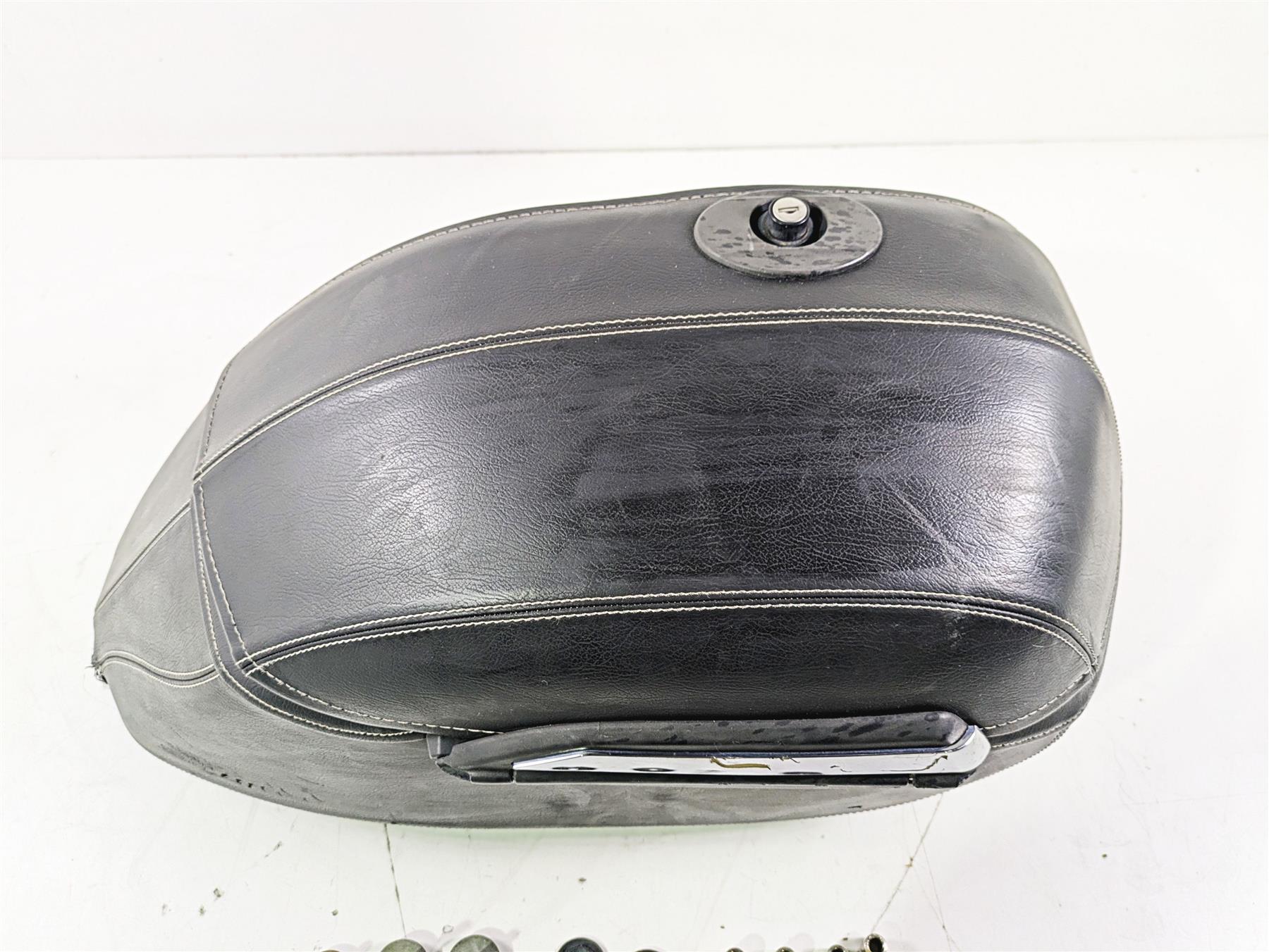 2007 Yamaha XVS1300 V-Star Tour Right Saddlebag + Mount 5S6-F8440-01-00 {{ shop.shopifyCountryName }} - Mototech271