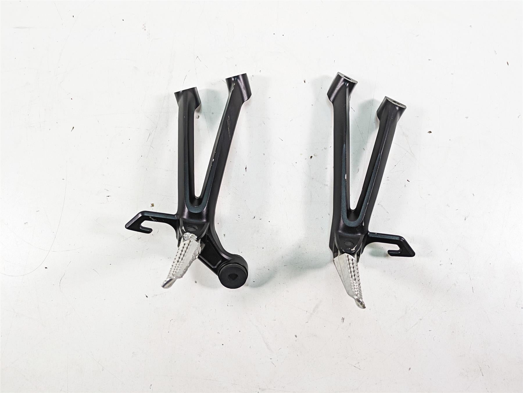 2009 Suzuki GSXR750 K9 Rear Footpeg Foot Peg Rest Mount Set 43600-37H00-YAP {{ shop.shopifyCountryName }} - Mototech271