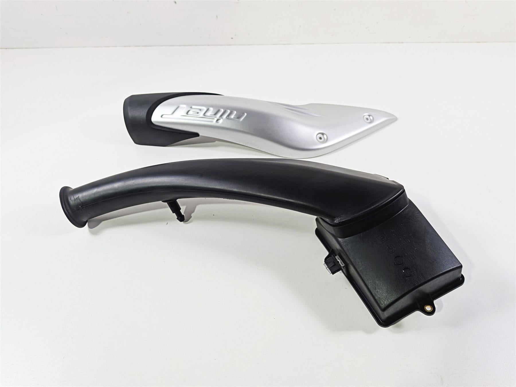 2023 BMW R nineT Scrambler K23 Air Inlet Snorkel Cover & Tube 46638546494 {{ shop.shopifyCountryName }} - Mototech271