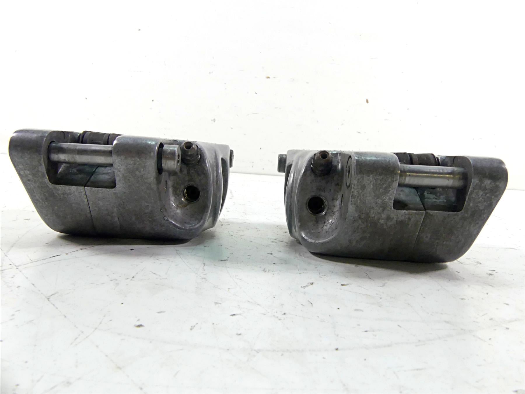 1979 Harley Sportster XLS1000 Roadster Front Brake Caliper Set 44121-77 44195-77 {{ shop.shopifyCountryName }} - Mototech271