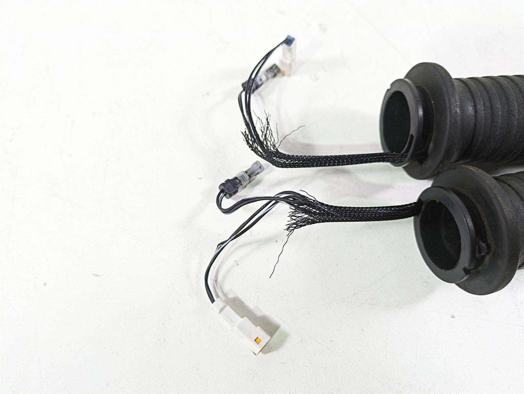 2018 Indian Chieftain Dark Horse Heated Left Right Hand Grip Set 5416650 {{ shop.shopifyCountryName }} - Mototech271
