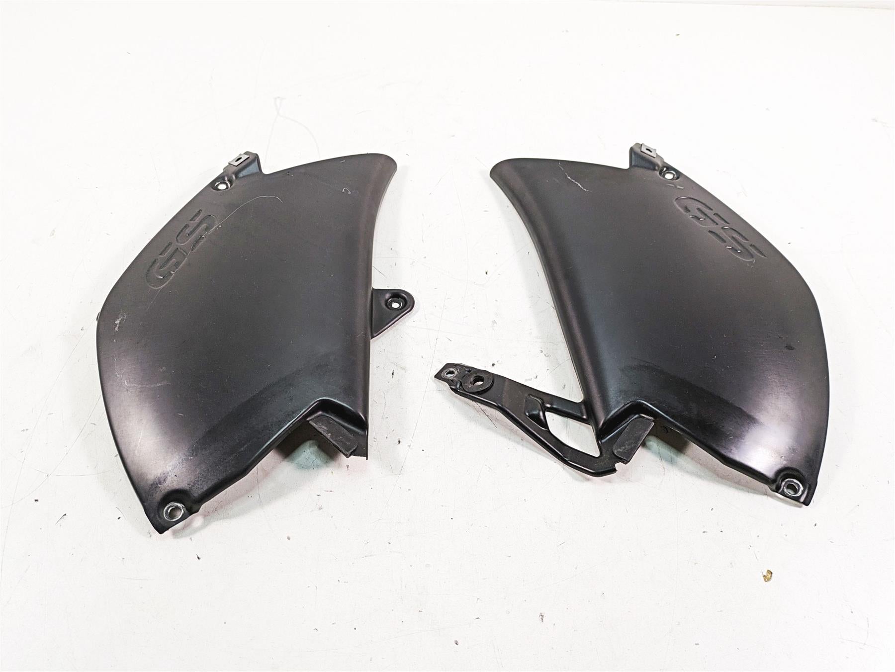 2007 BMW R1200GS K255 Adv Between Leg Side Cover Set 46637698234 46637727269 {{ shop.shopifyCountryName }} - Mototech271