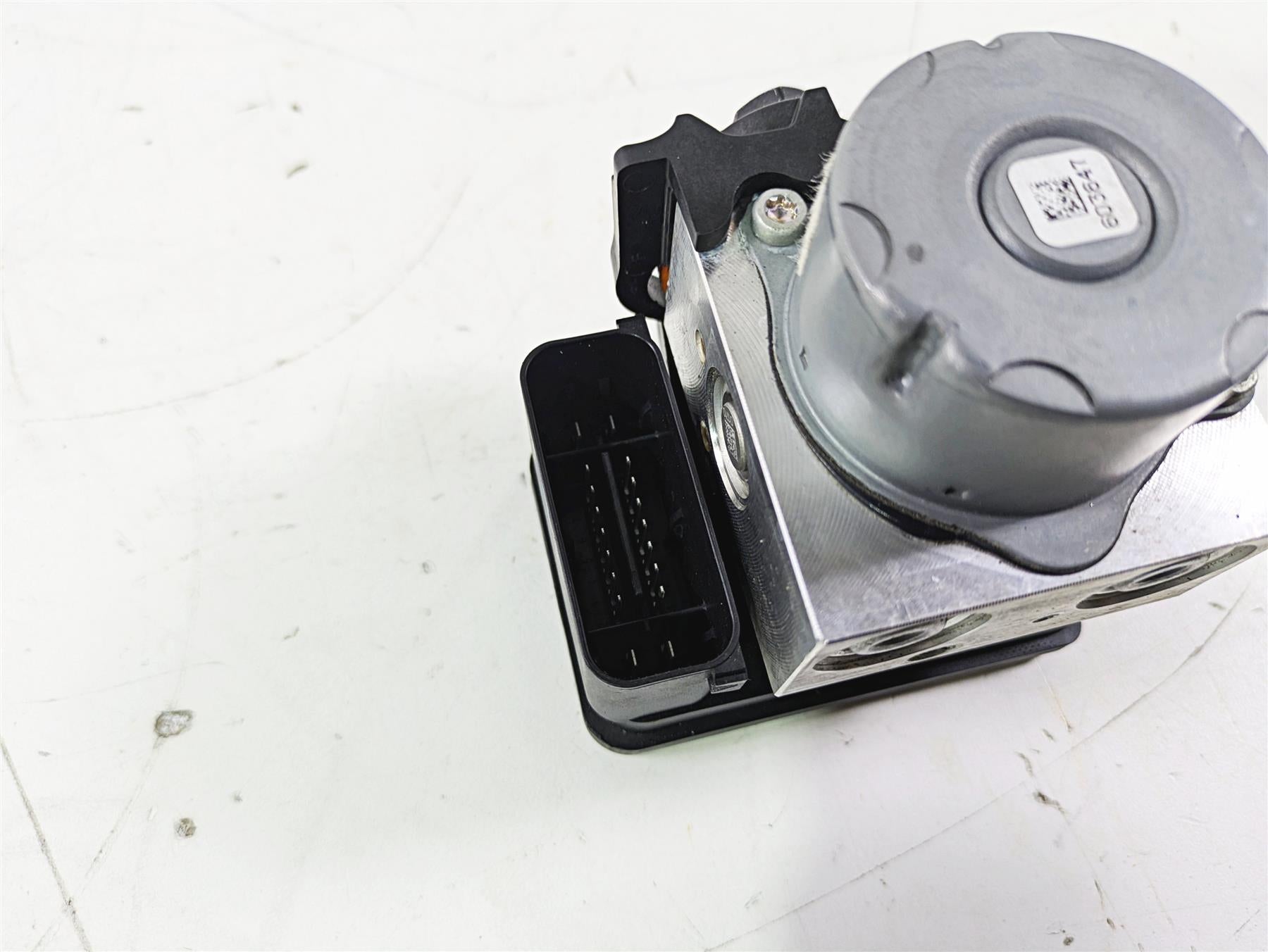 2019 Triumph Speed Triple RS 1050 Abs Brake Pump Module Unit T2029204 {{ shop.shopifyCountryName }} - Mototech271