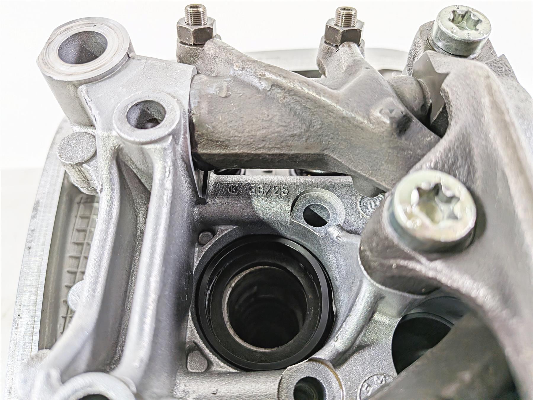 2004 BMW R1150GS R21 Left Cylinderhead Cylinder Head - Good Compression 7670533 {{ shop.shopifyCountryName }} - Mototech271
