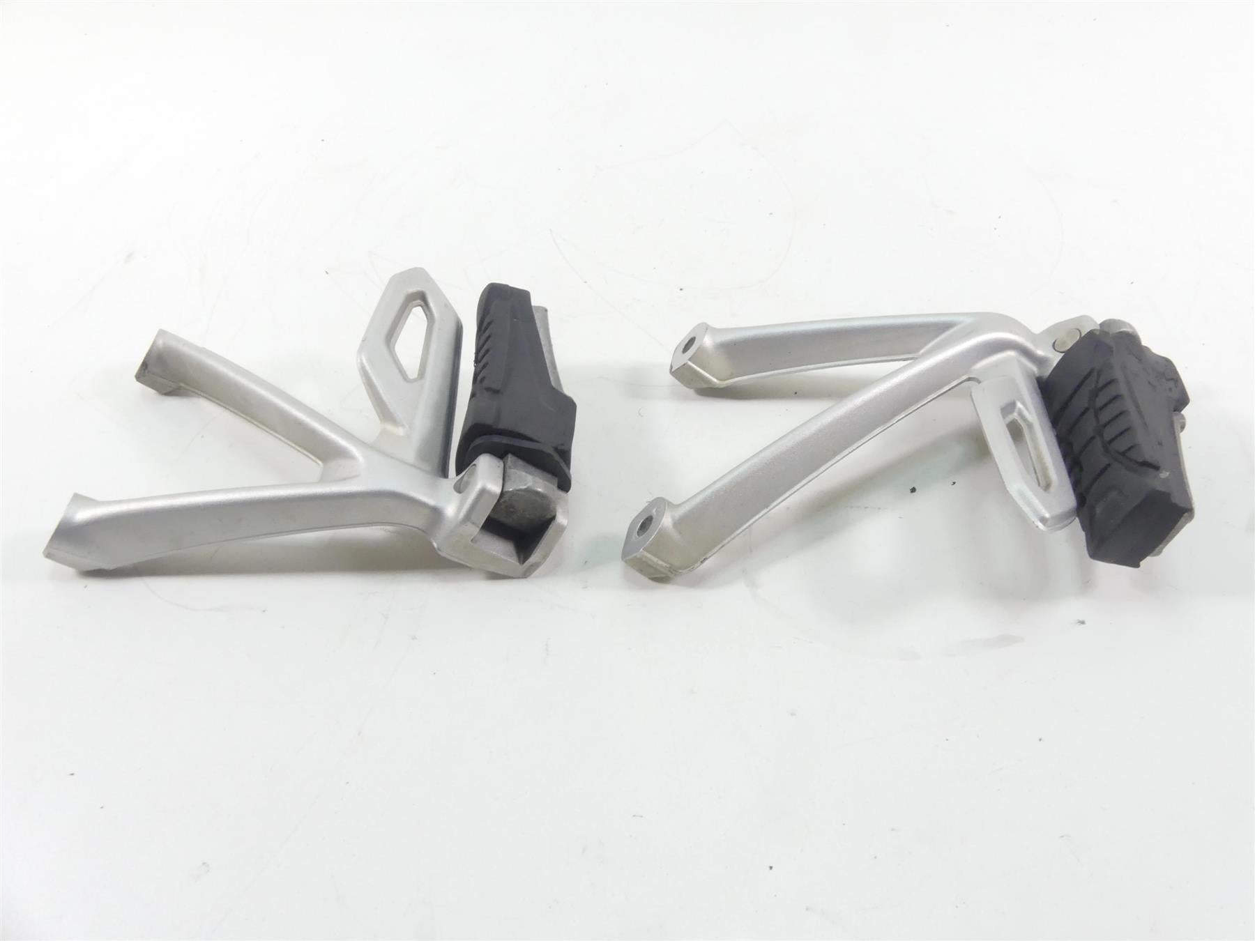 2019 BMW R1250GS K50 Rear Passenger Footpeg Rest Set 46718526741 46718526742 {{ shop.shopifyCountryName }} - Mototech271