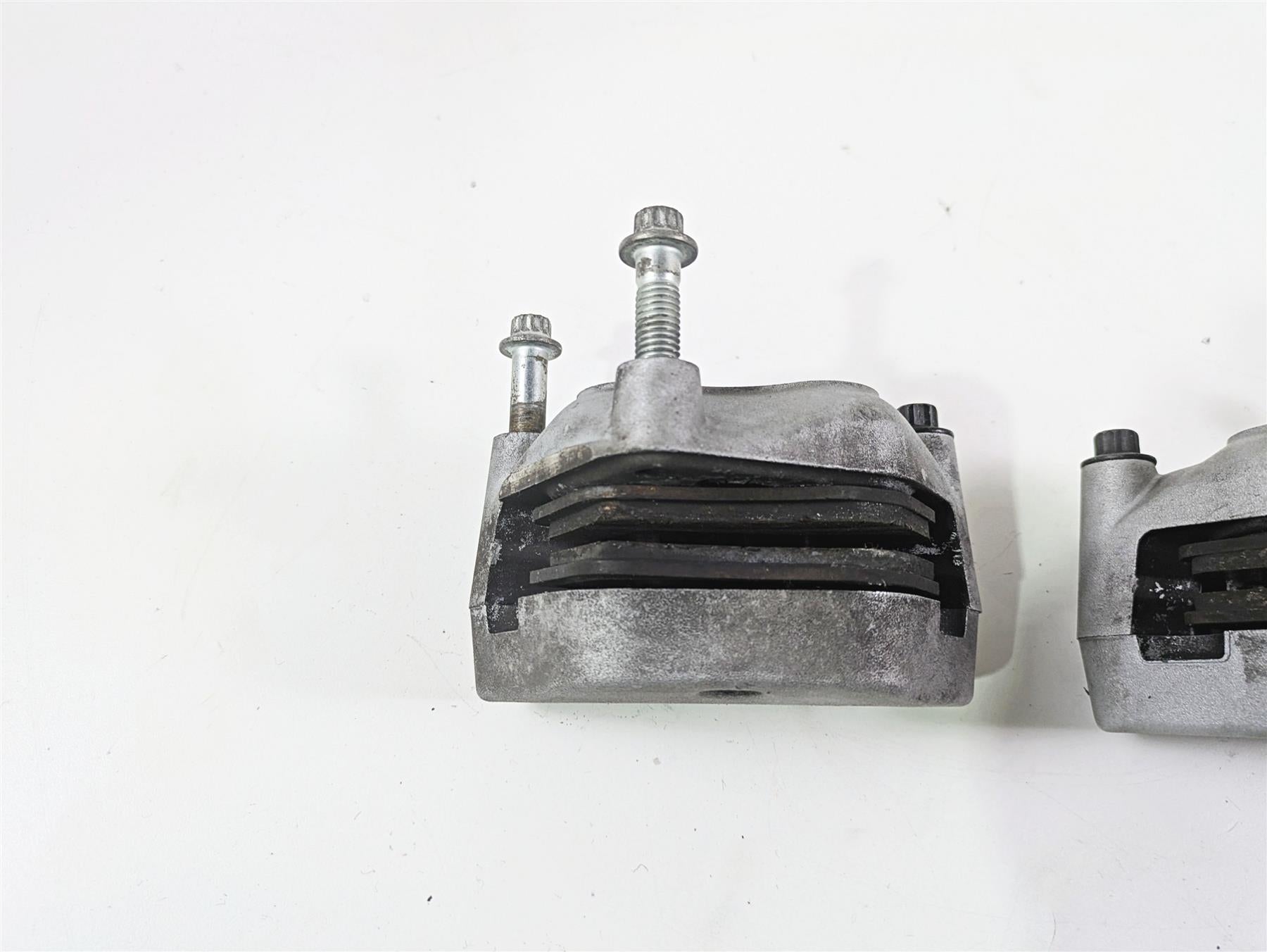 2007 Harley Touring FLHRSE CVO Road King Front Brake Caliper Set 44381-99C {{ shop.shopifyCountryName }} - Mototech271