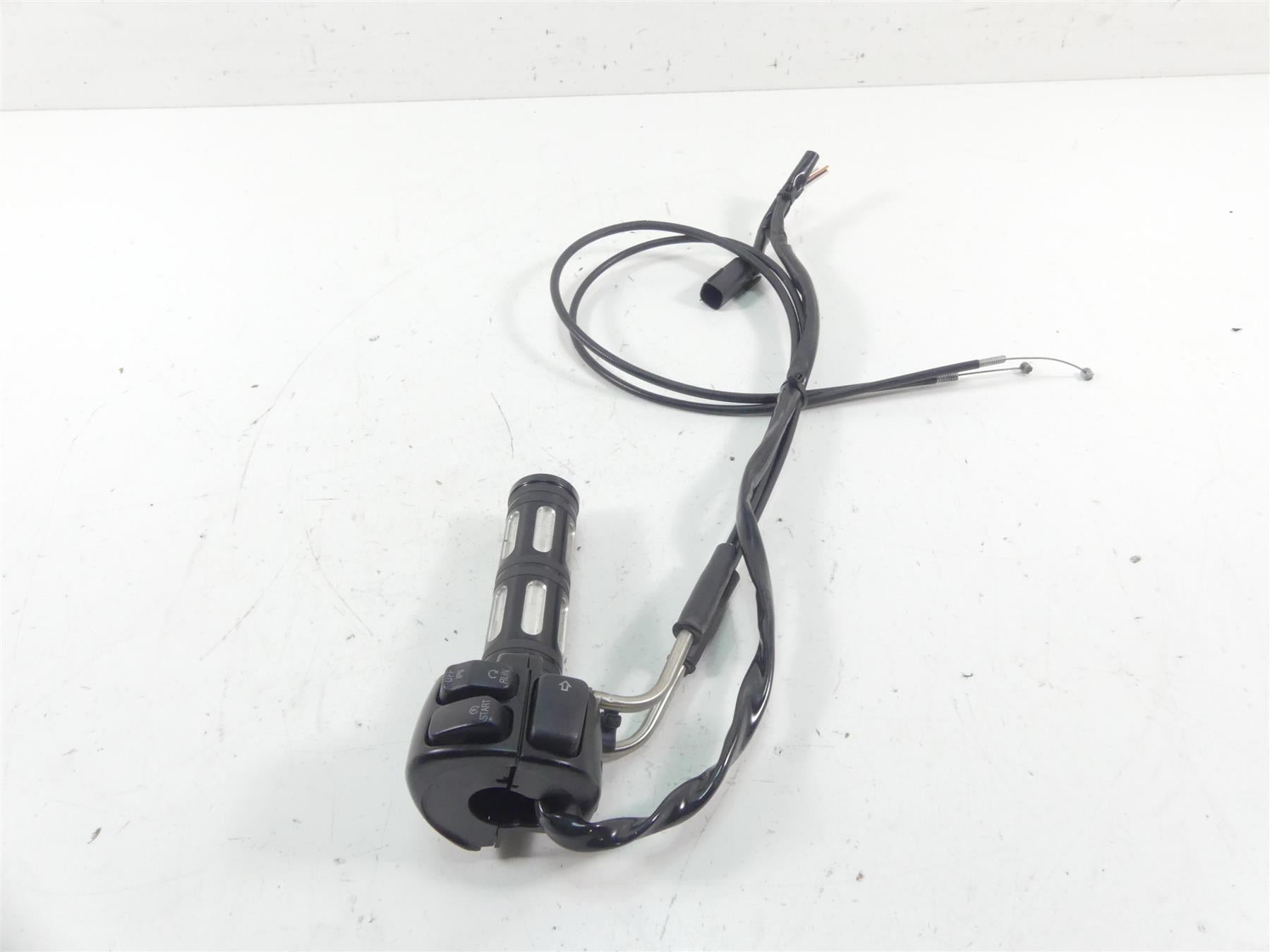 2012 Harley VRSCF Muscle Rod Right Hand Throttle Control Switch - Read 71684-06A {{ shop.shopifyCountryName }} - Mototech271