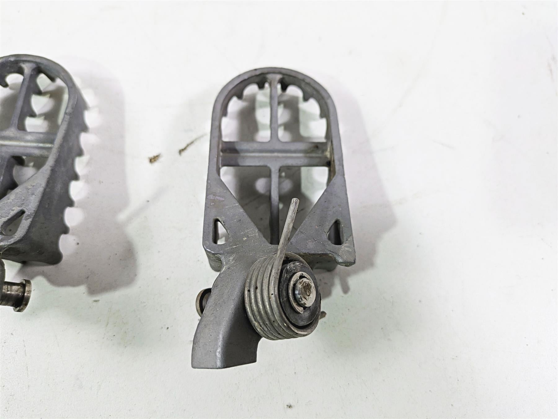 2009 BMW R1200GS K255 Adv Front Footpeg Foot Peg Set 46717694557 46717694558 {{ shop.shopifyCountryName }} - Mototech271