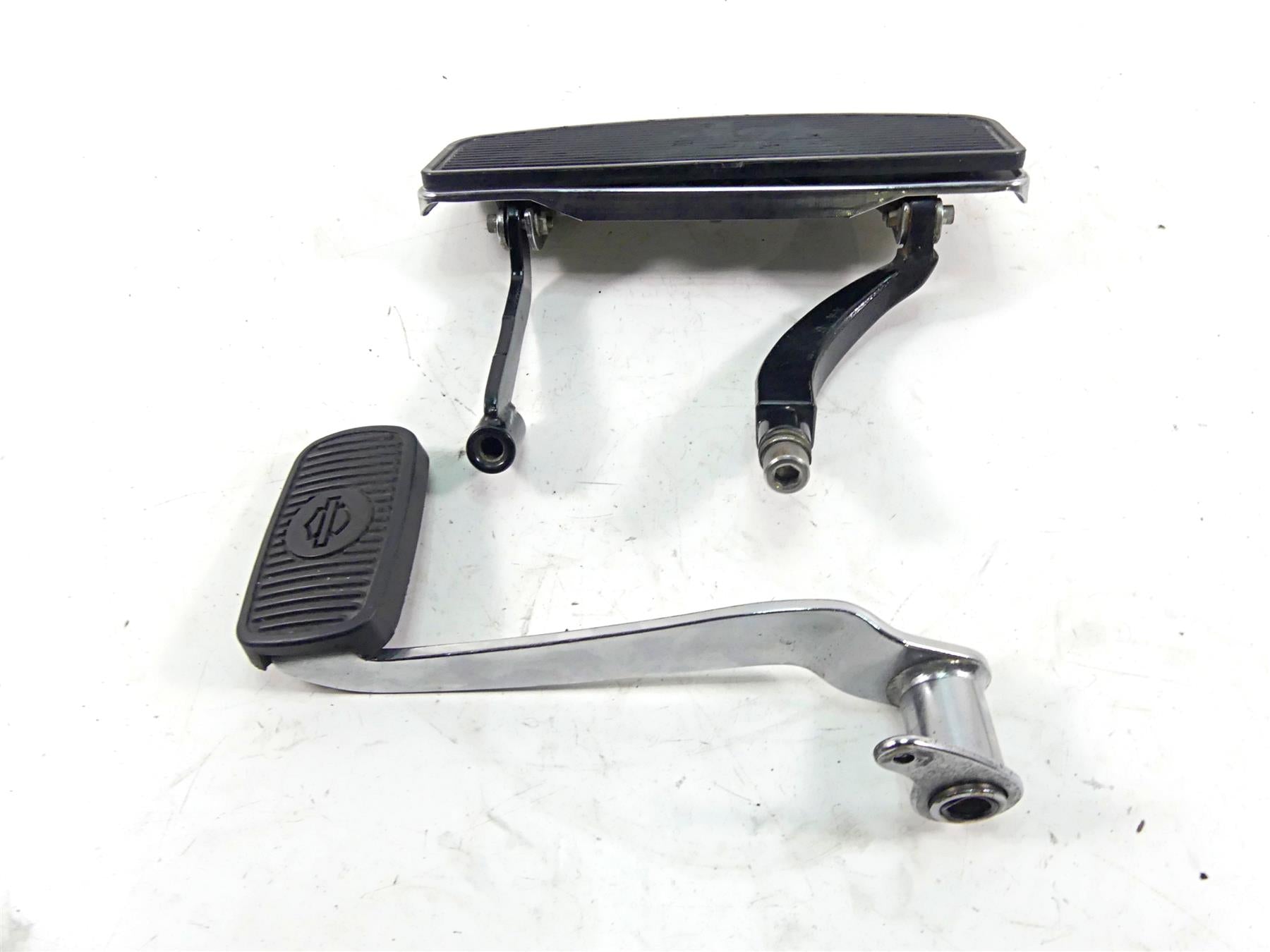 2007 Harley Touring FLHRC Road King Right Front Floorboard Brake Pedal 50621-06A {{ shop.shopifyCountryName }} - Mototech271