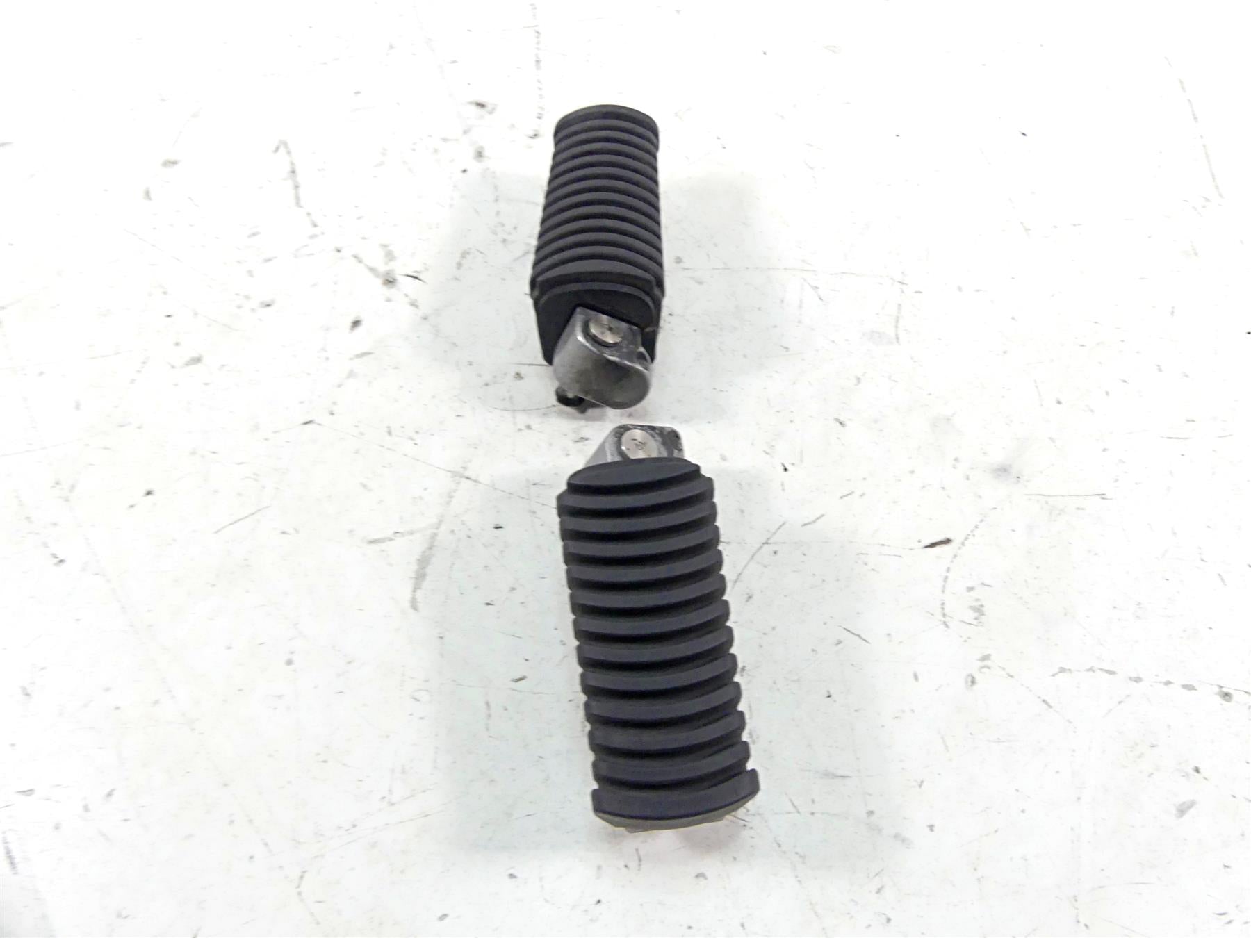 2009 BMW R1200 GS K25 Rear Footpeg Foot Rest Set 46712310403 46712310404 {{ shop.shopifyCountryName }} - Mototech271