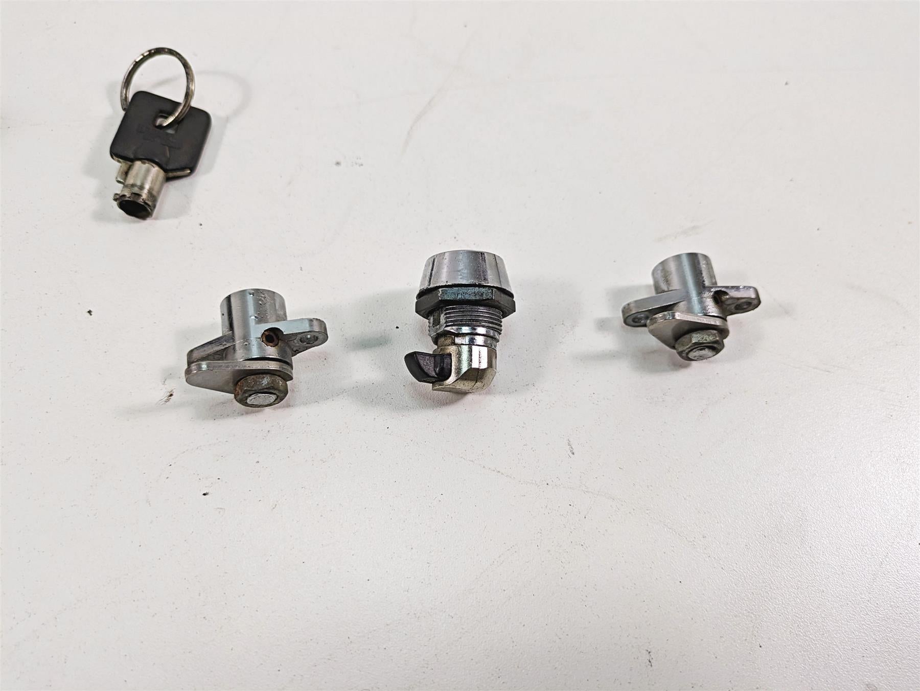 2006 Harley Touring FLHXI Street Glide Ignition Switch Key Lock Set 71572-06 {{ shop.shopifyCountryName }} - Mototech271