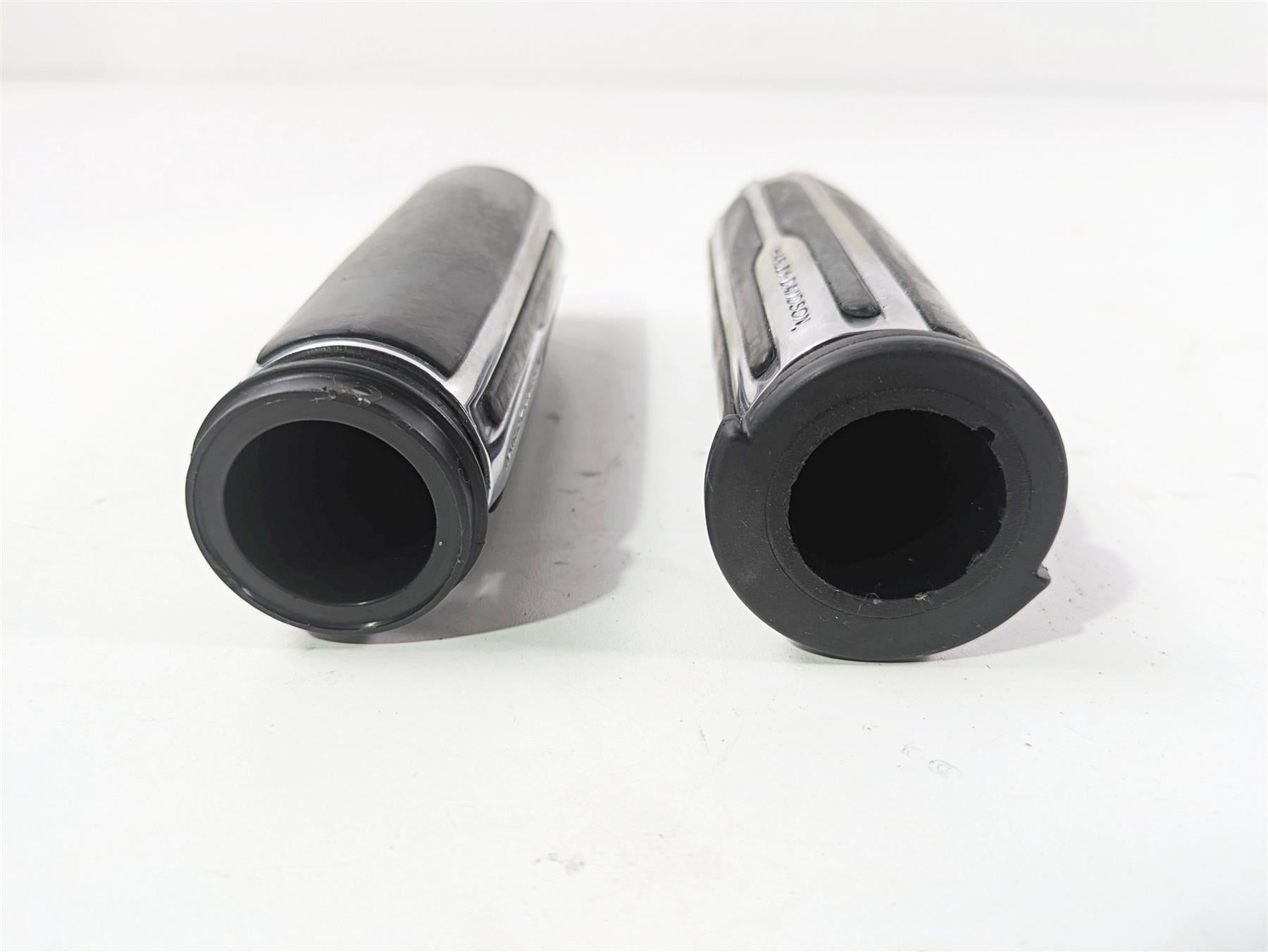 2010 Harley Touring FLHXSE CVO Street Glide Left Right Throttle Grips 55936-09 {{ shop.shopifyCountryName }} - Mototech271