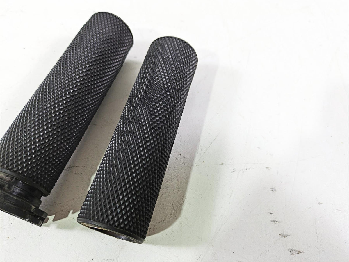 2017 Harley Dyna FXDB Street Bob Arlen Ness Knurled Hand Grip Set 07-325 {{ shop.shopifyCountryName }} - Mototech271