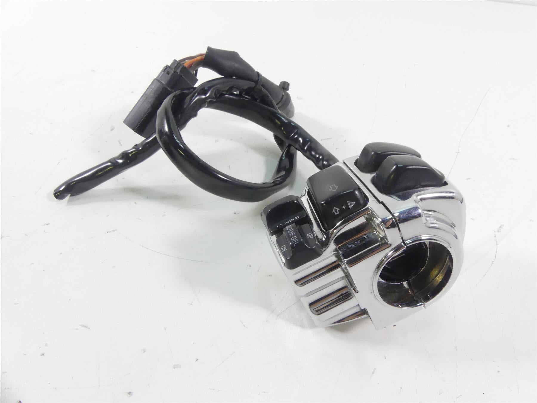 2007 Harley Touring FLHTCU SE CVO Electra Glide Right Control Switch 71684-06A {{ shop.shopifyCountryName }} - Mototech271