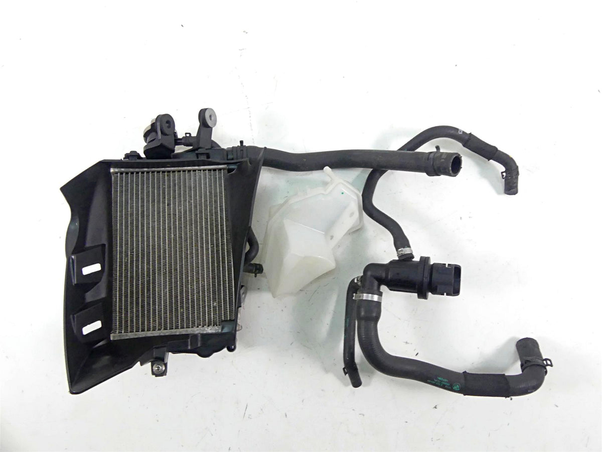 2015 BMW R1200GS GSW K50 Right Radiator + Reservoir Fan & Cover Set 17118546416 {{ shop.shopifyCountryName }} - Mototech271