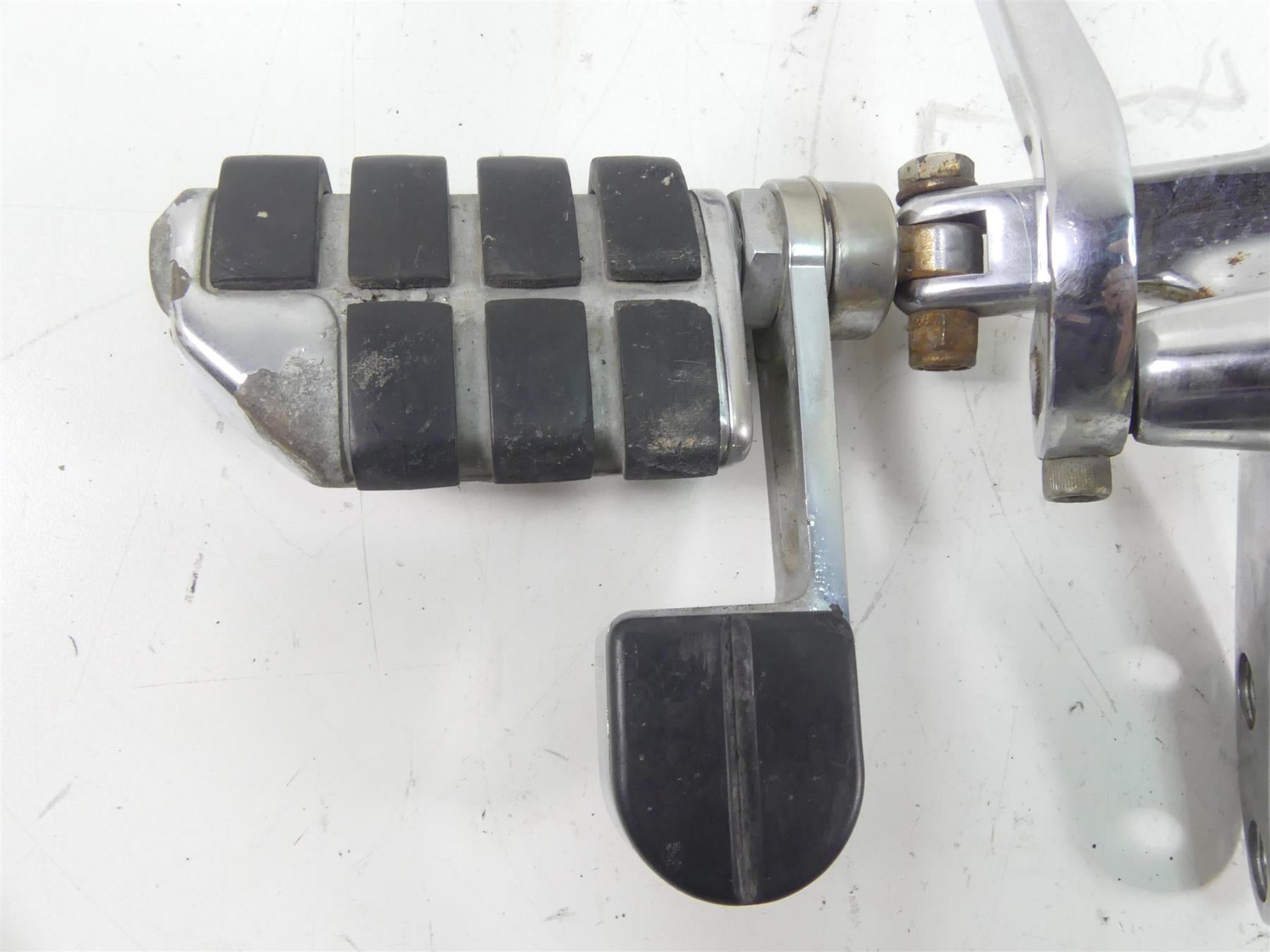 1998 Harley Dyna FXDL Low Rider Raider Front FW Control Footpeg Lever 30-7050 {{ shop.shopifyCountryName }} - Mototech271