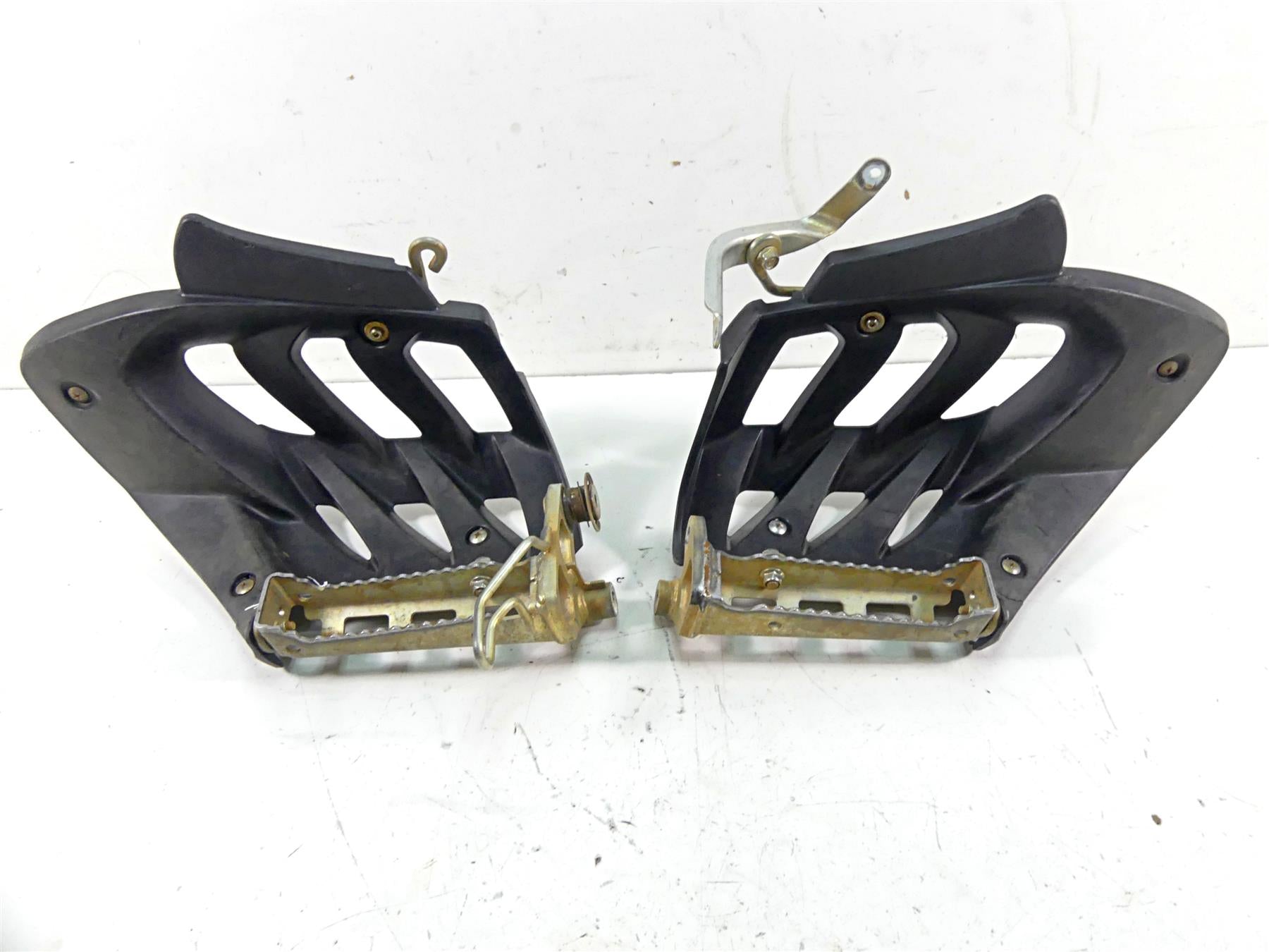 2020 Yamaha YFM 700 Raptor Foot Peg Rest Set L 1PE-F7411-00-00 R 1PE-F7421-00-00 {{ shop.shopifyCountryName }} - Mototech271