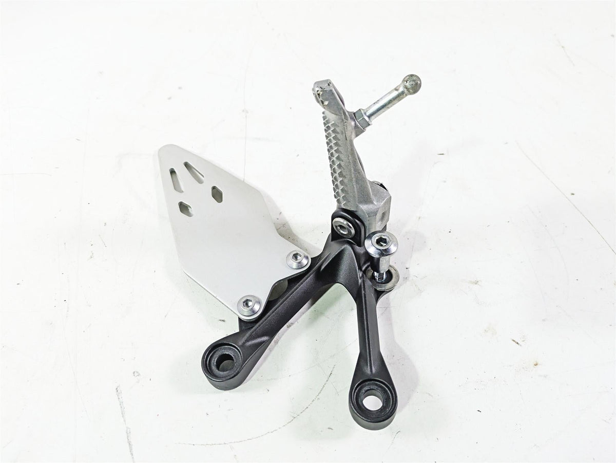 2024 Kawasaki ZX6R ZX636 Ninja Left Foot Peg + Mount & Guard 35063-0160-18R {{ shop.shopifyCountryName }} - Mototech271